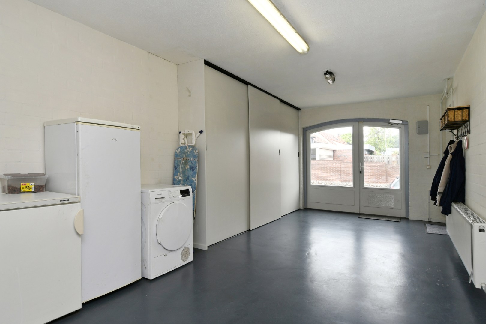Fraai gelegen halfvrijstaande woning in hartje Kessel met vier slaapkamers, souterrain, inpandige garage, tuinkamer, zwembad en prachtig uitzicht over de Maas 
