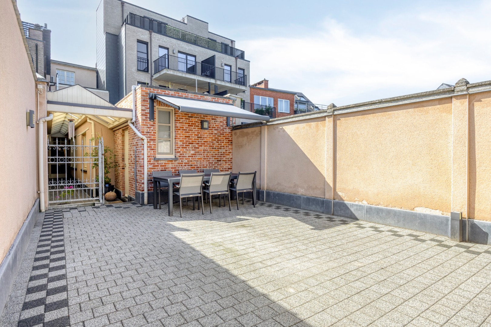 Ruime handelswoning met 2 slpk., dubbele garage en 2 staanplaatsen in centrum Mol 