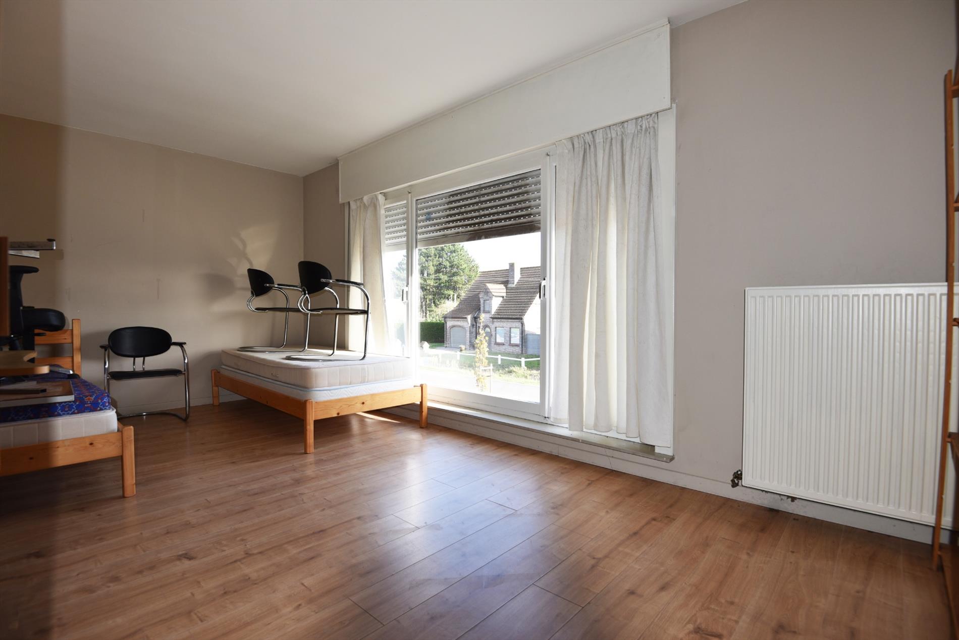 Pand met diverse mogelijke bestemmingen (9 slpks, 2 badkamers,...) goed gelegen te Adegem 