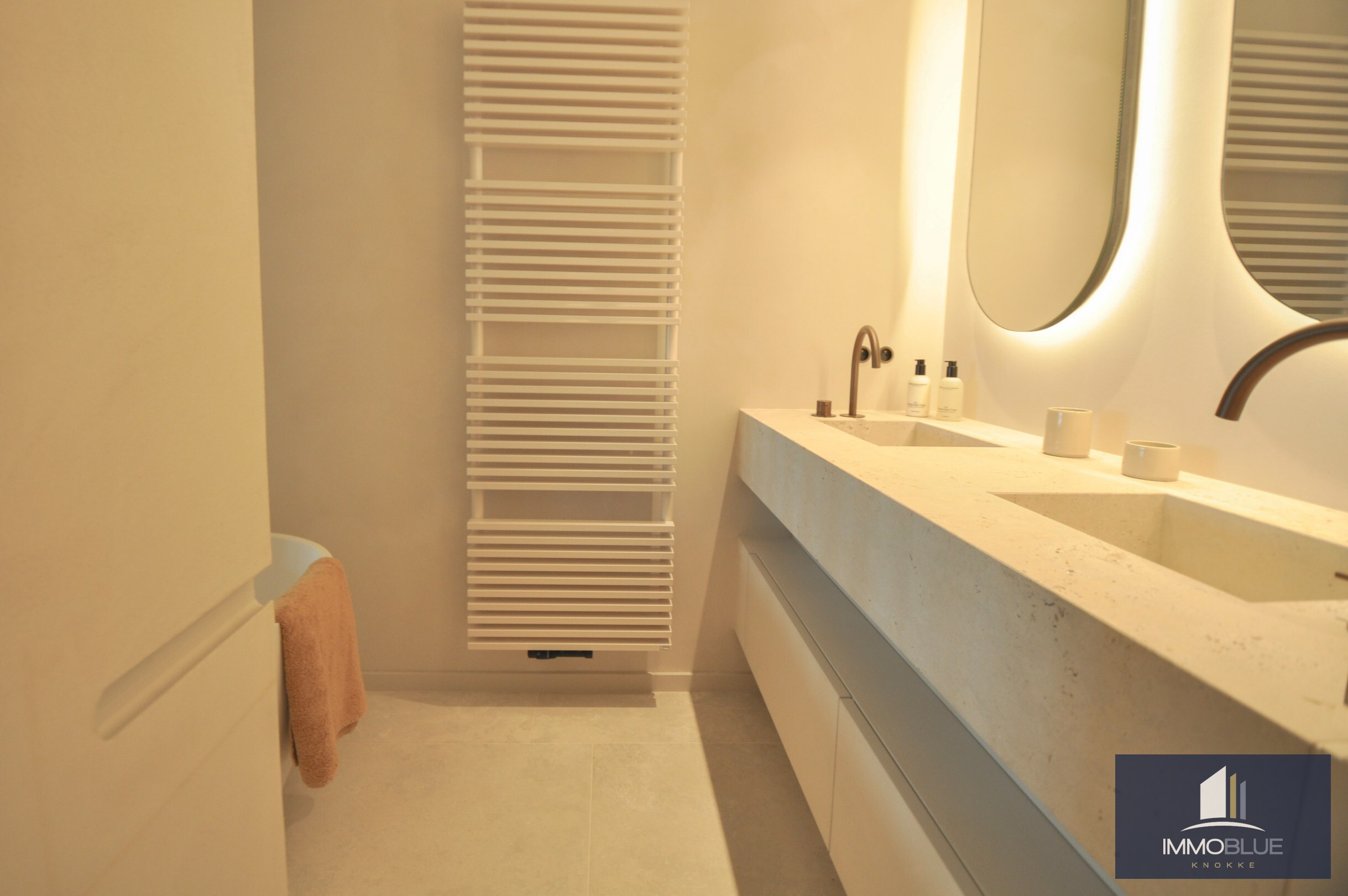 Appartement exceptionnel avec vue frontale sur la mer et une façade d’environ 11,5 mètres, situé au Zoute. 