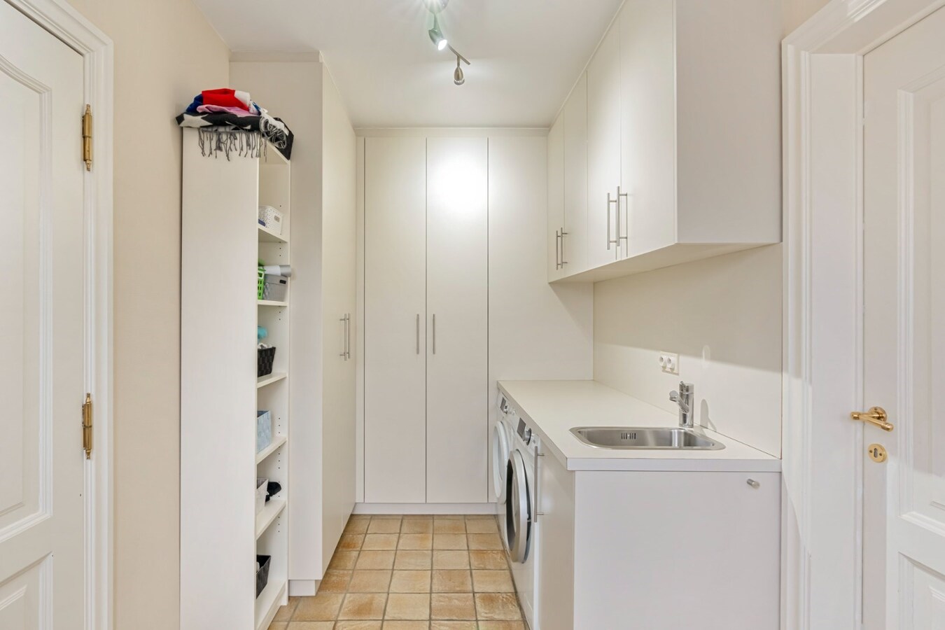 Ruime woning op een zeer rustige locatie met tuin, garage, carport en 3 slaapkamers in Opglabbeek. 