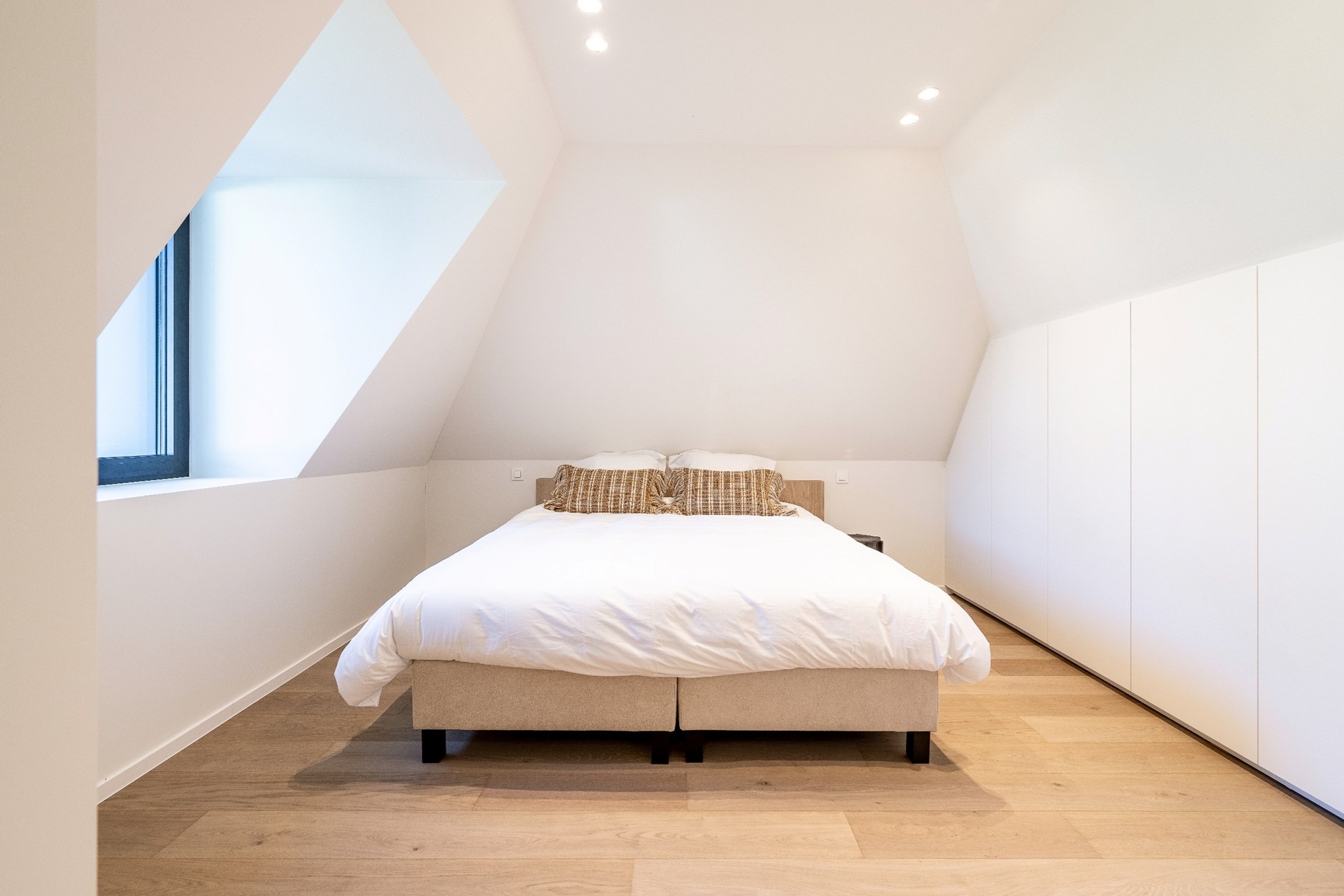 Indrukwekkende nieuwbouwvilla in hartje Zoute op enkele passen van de golf te Knokke. 