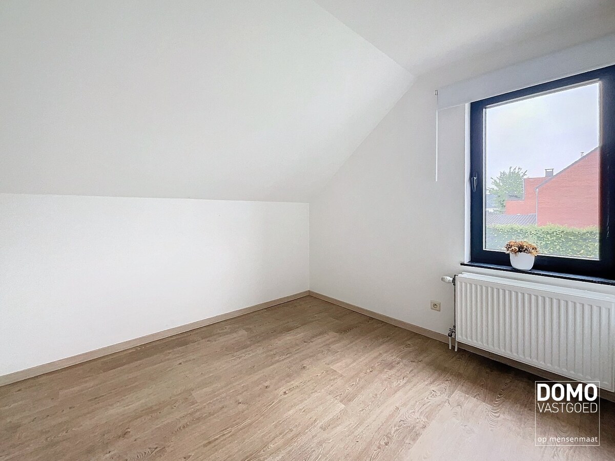 VOLLEDIG GERENOVEERDE WONING MET TUIN EN 3 SLAAPKAMERS RUSTIG GELEGEN TE KERMT 