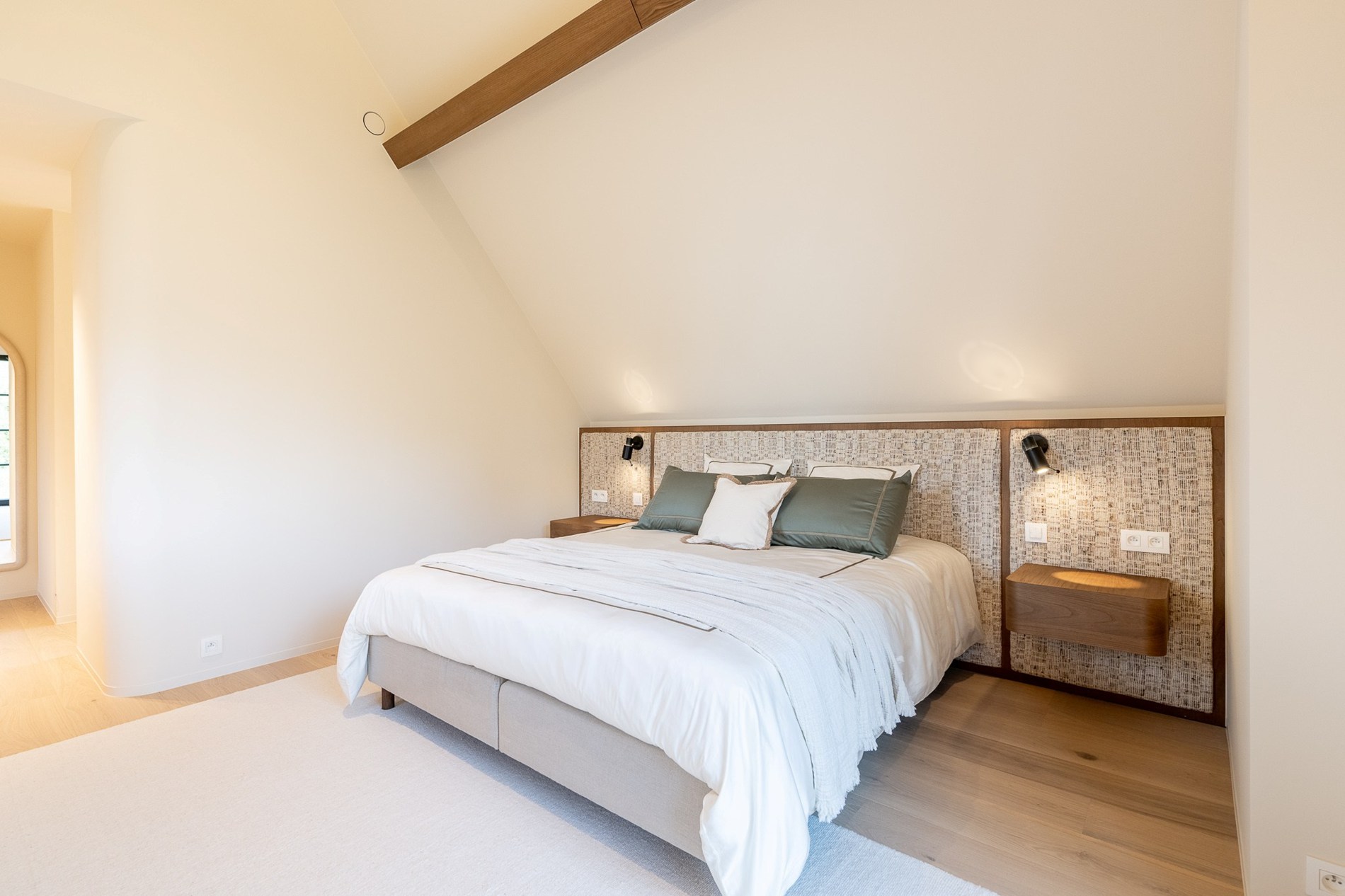 Luxueus gerenoveerde koppelvilla met zwembad in de Noordzeelaan te Knokke. 