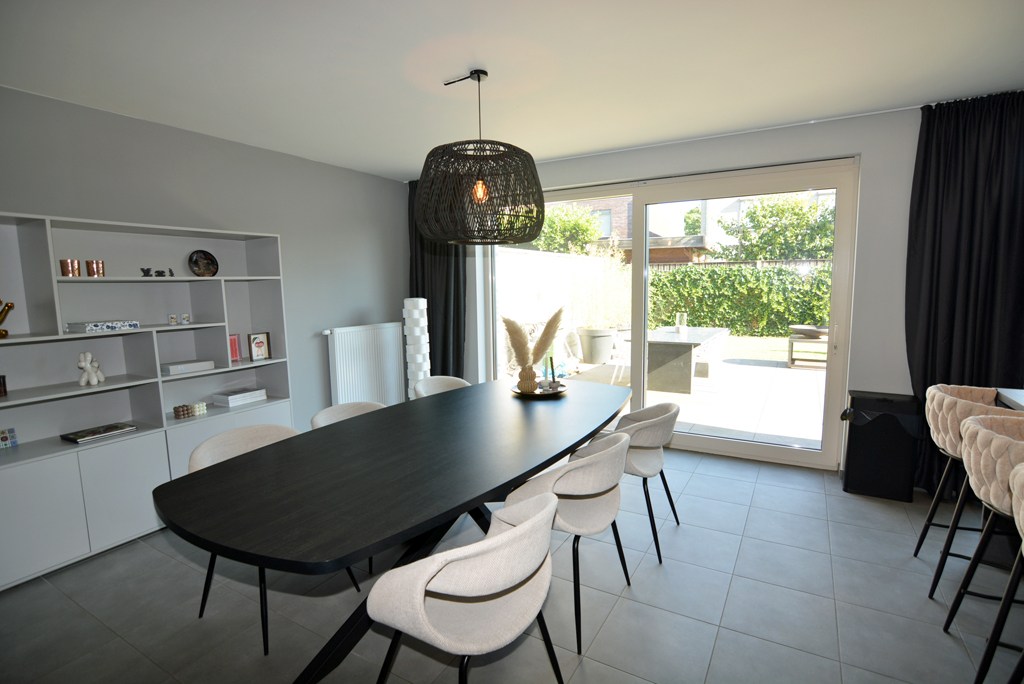 Gelijkvloers appartement met 2 slpk, ruim terras, tuin en 2 autostandplaatsen. 