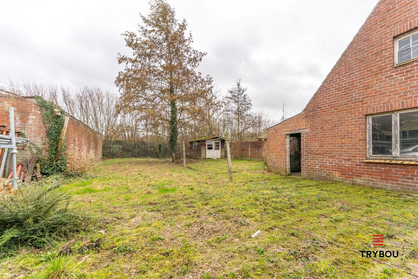 Te renoveren woning met bijgebouw en tuin in Houthulst 