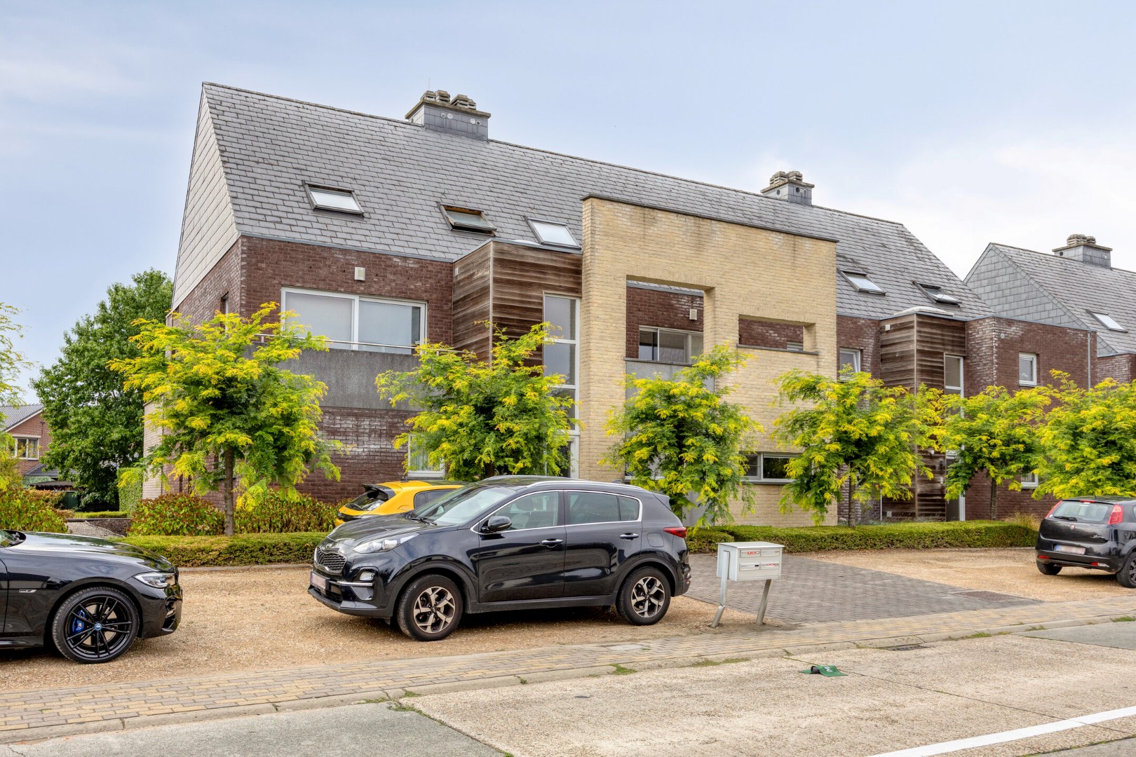 Gelijkvloers appartement met 2 slpk, 2 parkings en 2 kelderbergingen. 