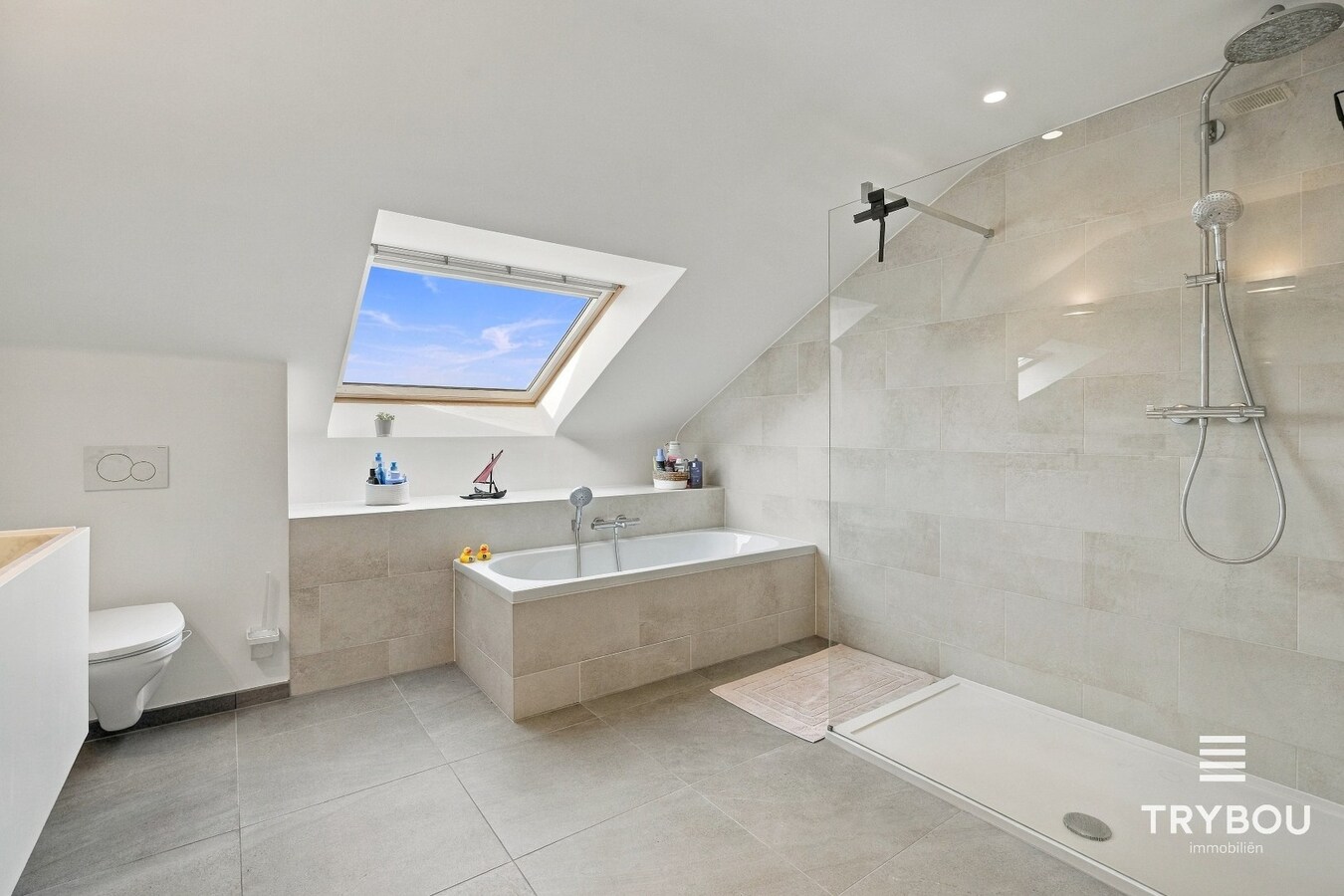 Alleenstaande luxueuze woning met 5 slaapkamers! 