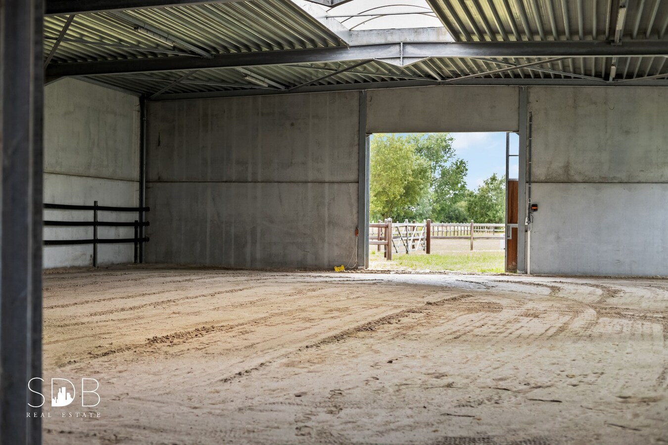 Hedendaagse woning met paardenfaciliteiten op circa 1,5ha 