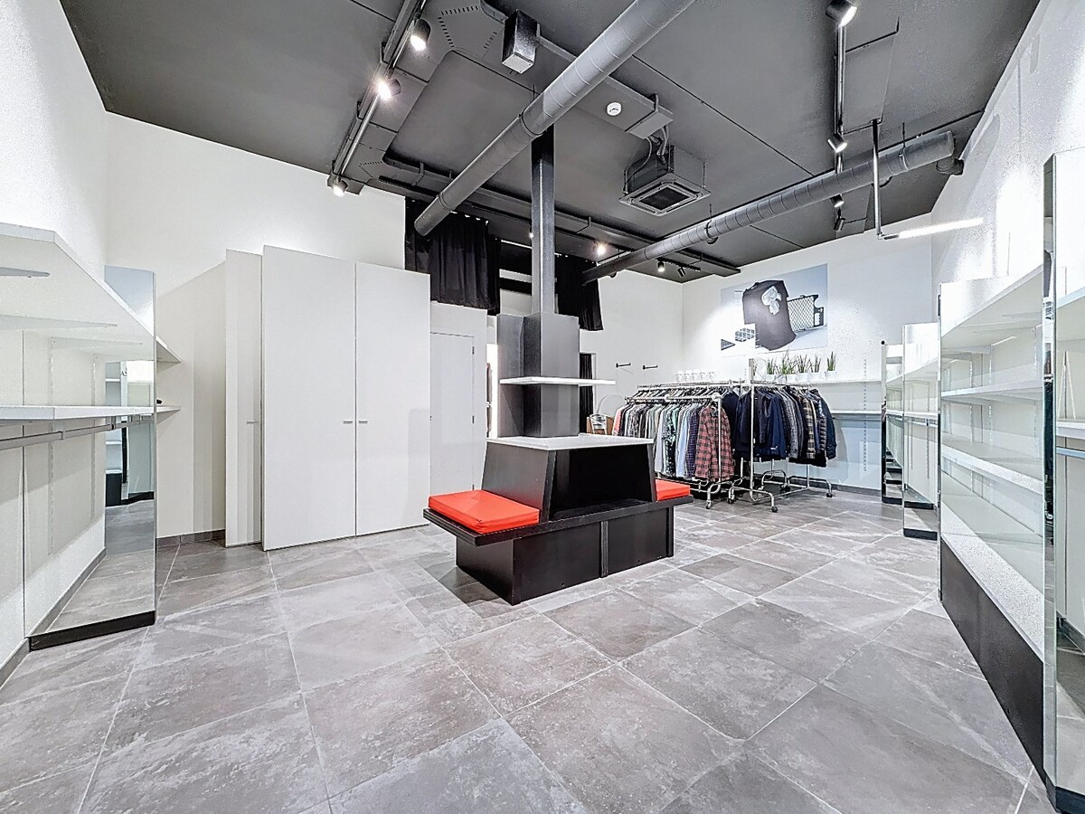 Nieuwbouw (2022) winkelruimte in Stationsstraat te centrum Zottegem 