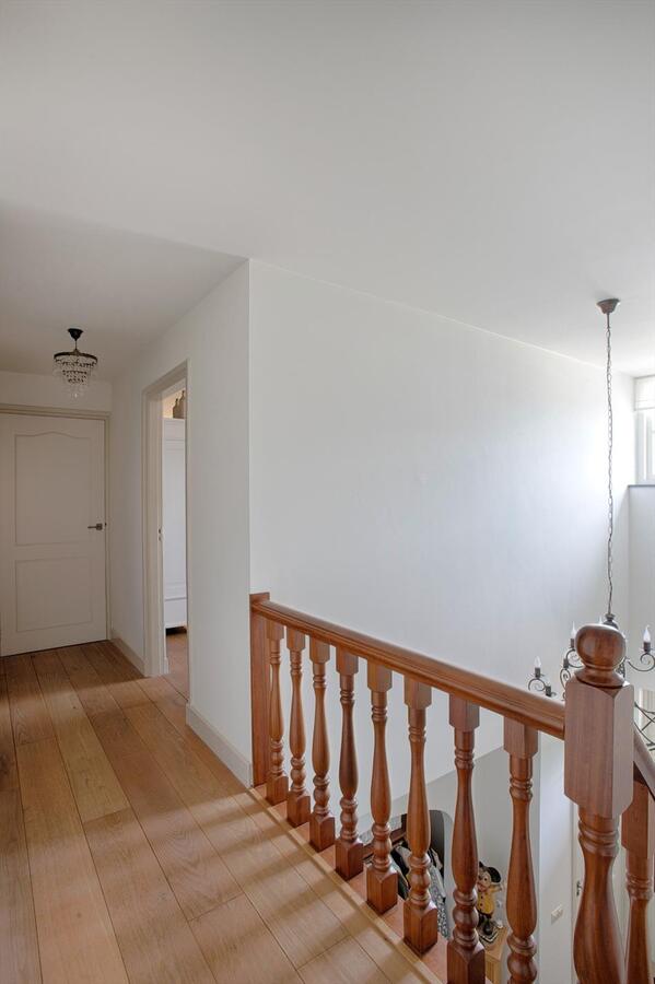 Vrijstaande woning met grote garage, 4 slaapkamers en ruime zolderverdieping. 