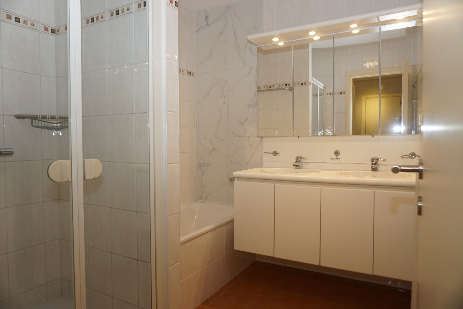 Appartement récent avec terrasse spacieuse à Ostende 