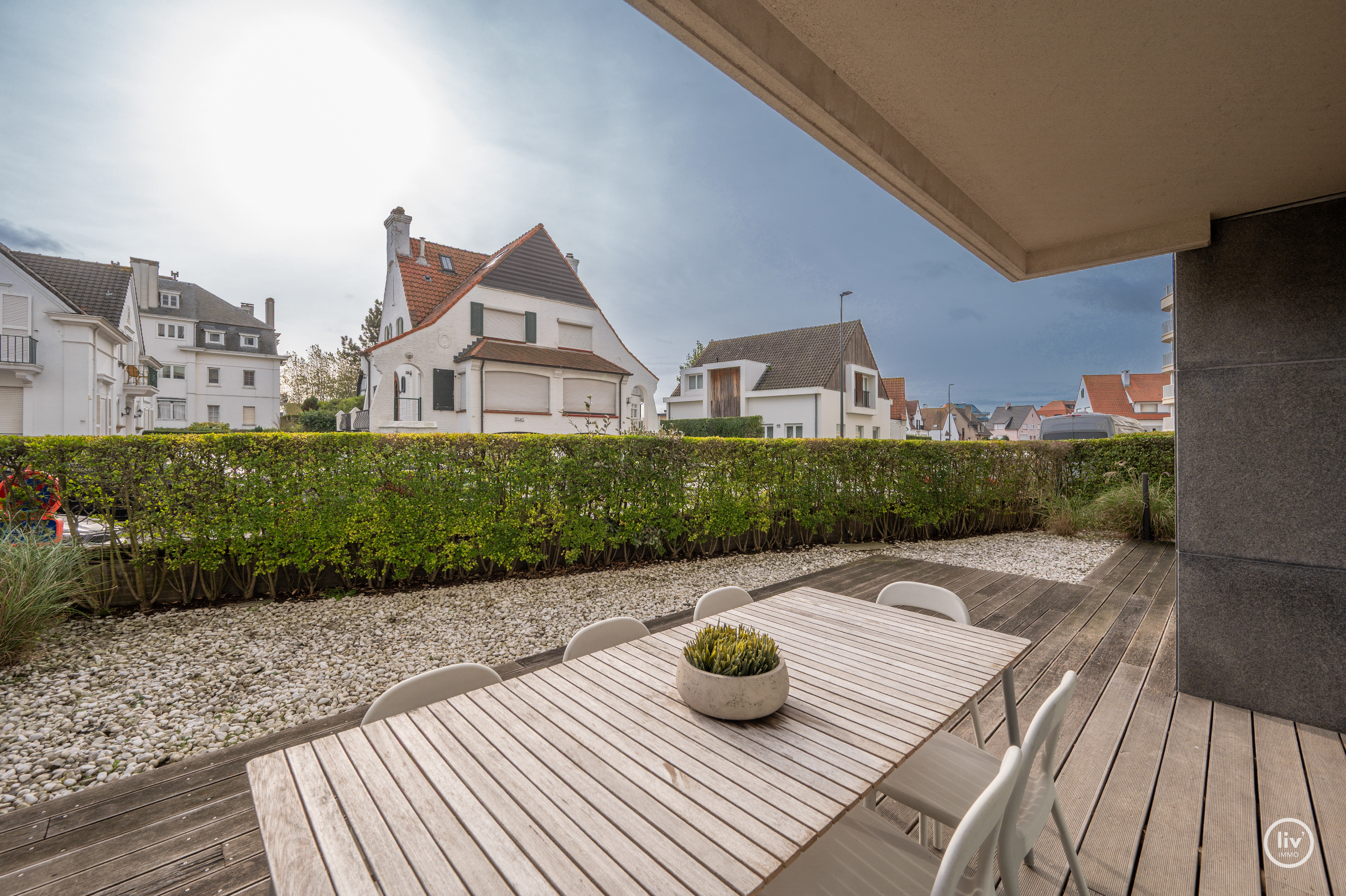 Zeer ruim en zonnig gelijkvloersappartement met 3 slaapkamers, groot zonneterras en mogelijkheid tot aankoop van ruime garage. 