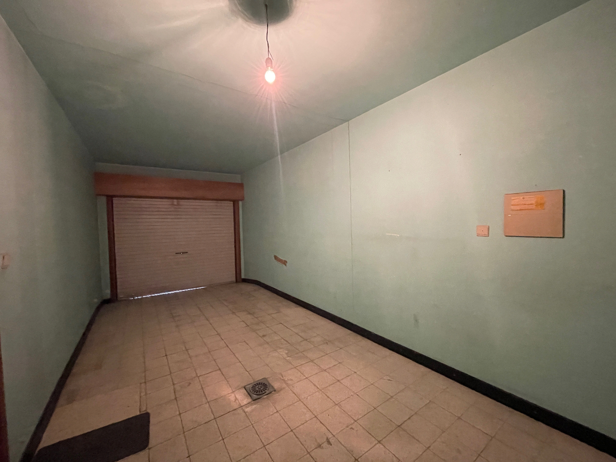 Gelijkvloers appartement met 2 slaapkamers en garage te centrum Roeselare 