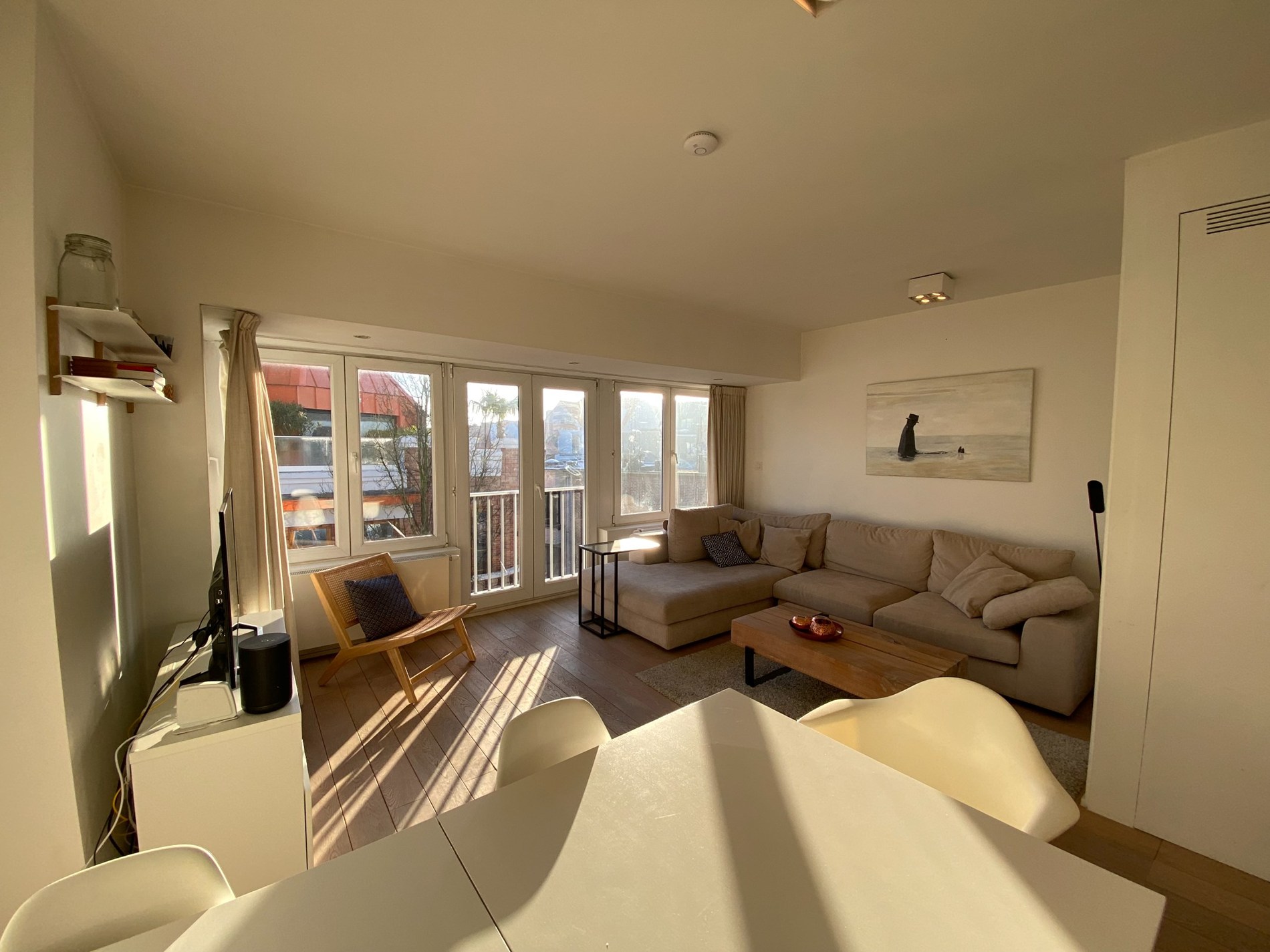 Meublé: Appartement récemment rénové et joliment décoré situé à Oud Knokke à proximité des rues commerçantes. 