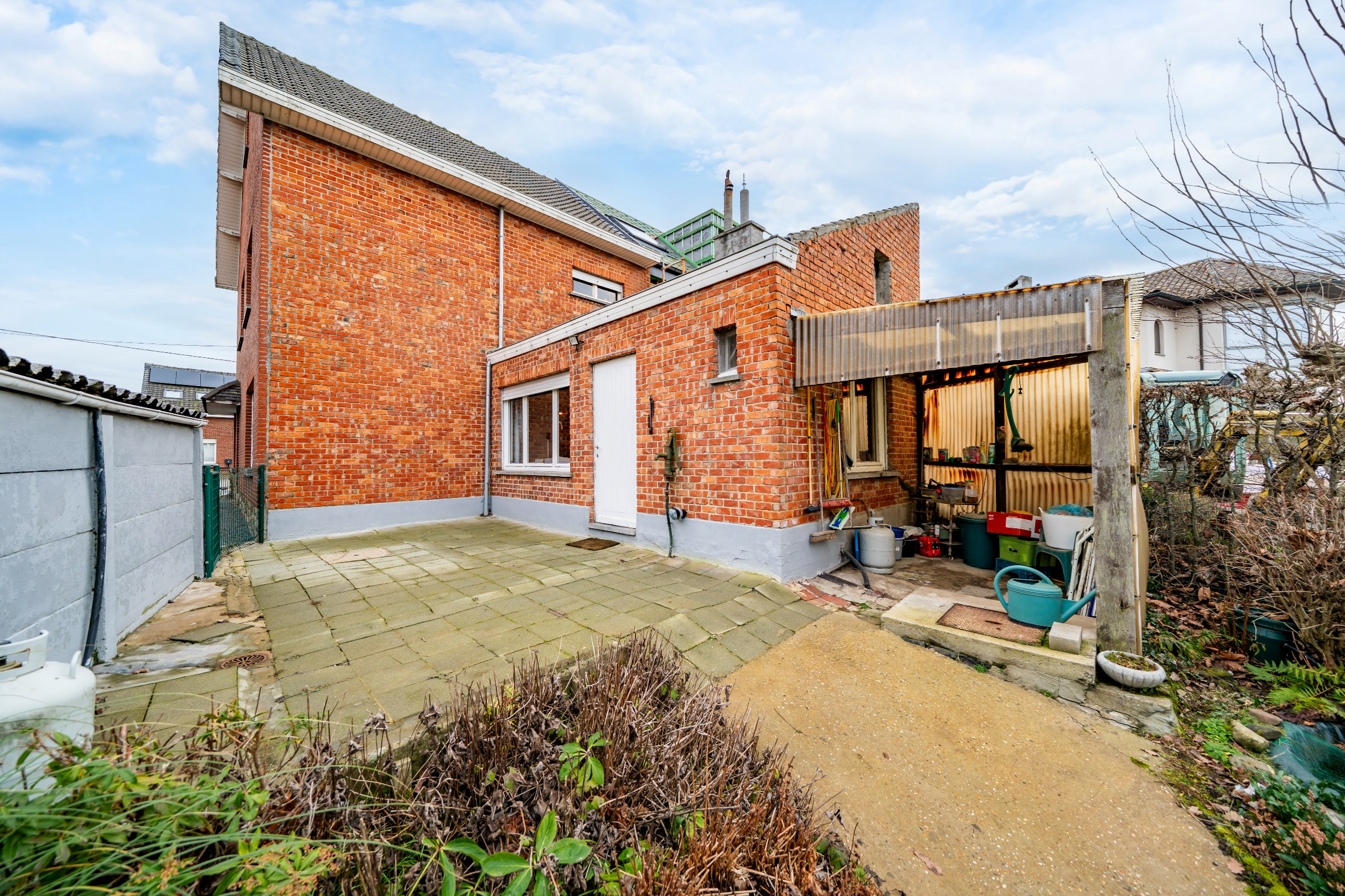 Halfopen bebouwing met 3 slaapkamers, tuin en garage. 
