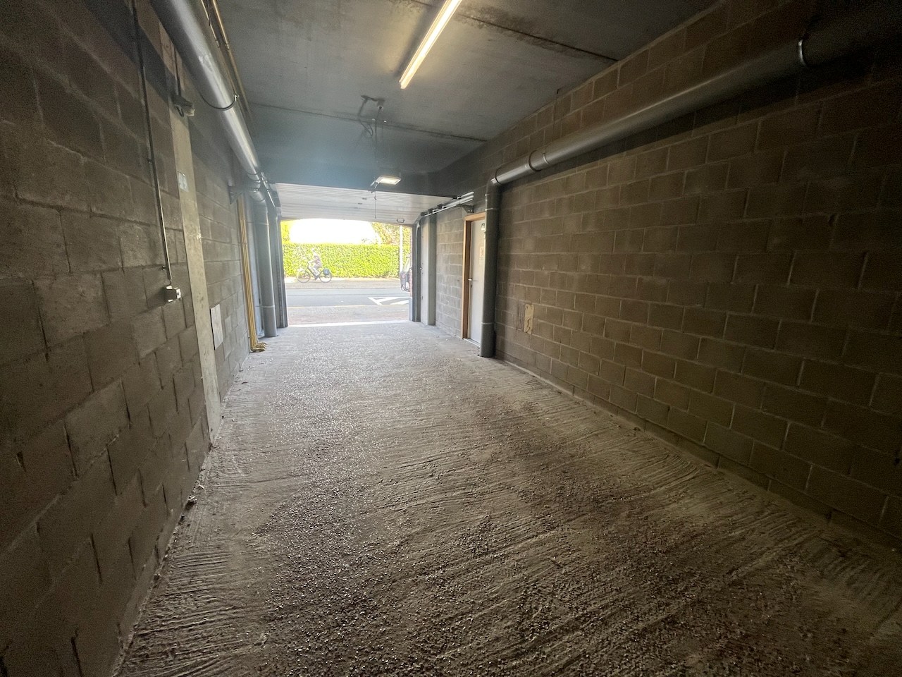 Traduction en français: Garage double extrêmement spacieux au -1, bien situé sur l'avenue Piers de Raveschoot à Knokke. 