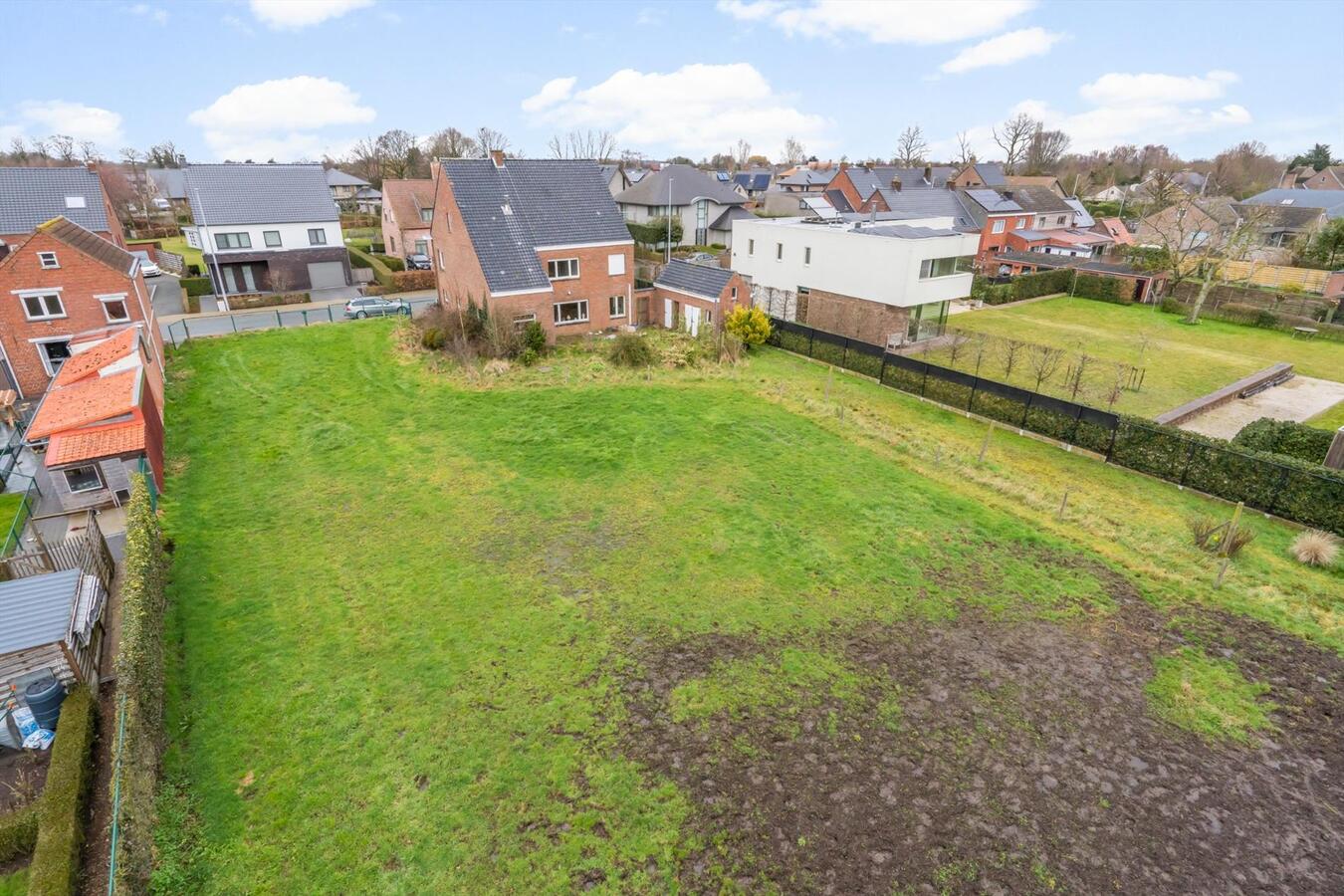 Rustige gelegen open bebouwing met bouwgrond op 1780 m² te Koekelare 