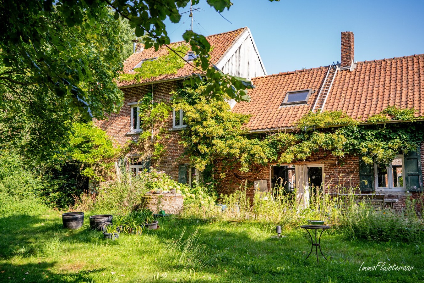 Unieke vierkantshoeve op een landelijke locatie op ca. 3 ha te Herne. 