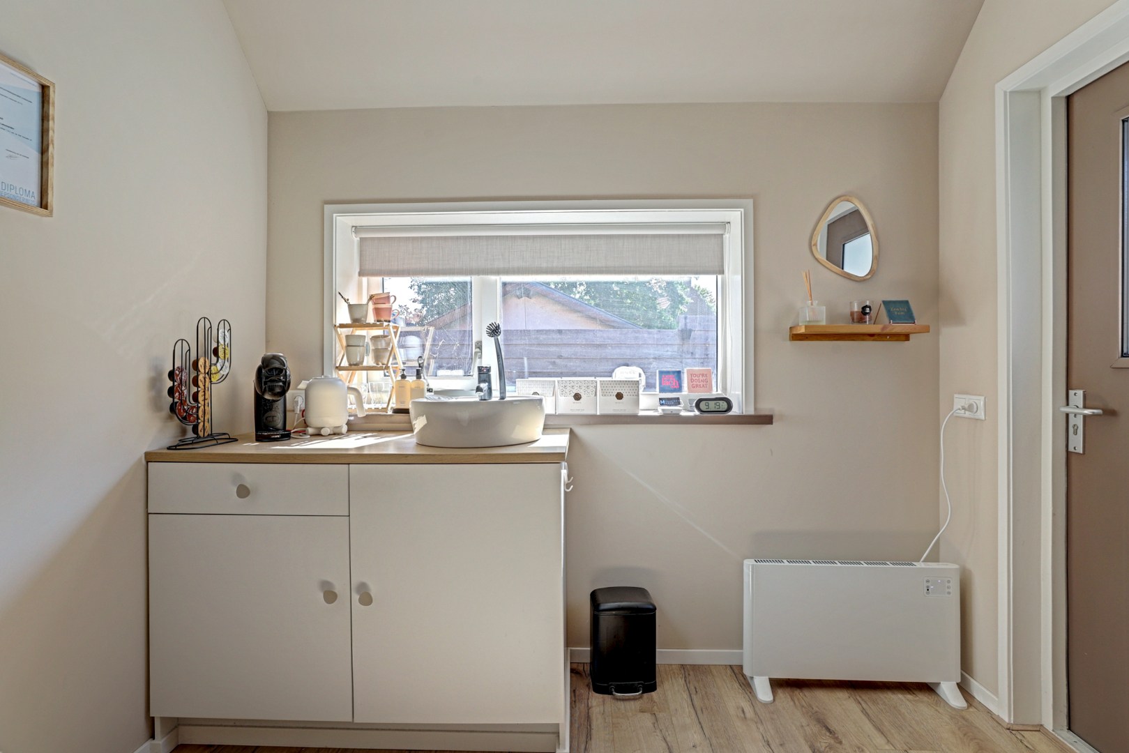 Instapklaar en tot in de puntjes verzorgd, met twee slaapkamers en een fraai verbouwde schuur voor praktijk, werk of hobby. 