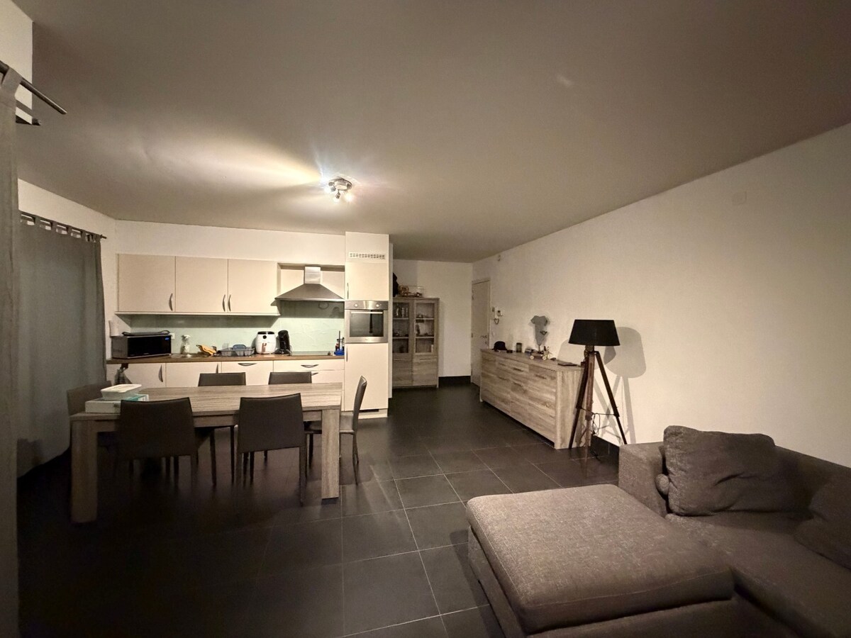 Gelijkvloers 1-slpk appartement nabij voorzieningen 