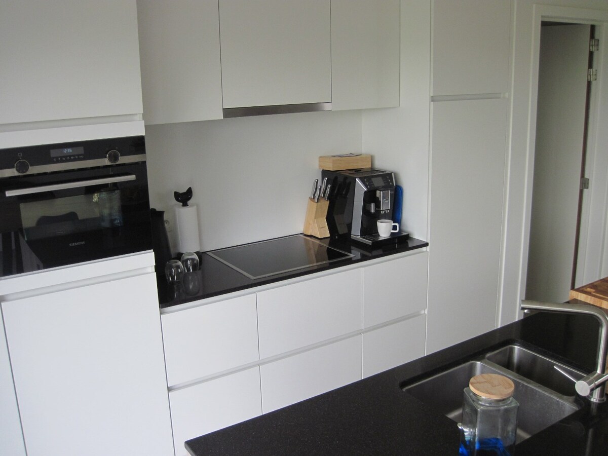 Eigentijdse Half Open Bebouwing met tuin en terras. 