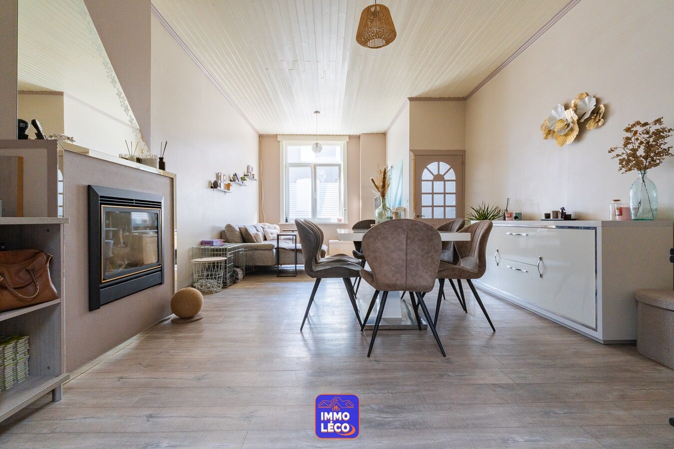 Maison offrant de beaux volumes avec jardin et terrasse couverte. 