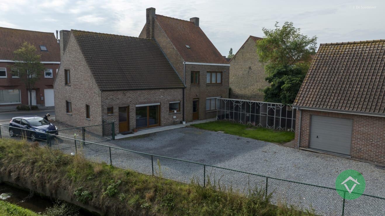 Alleenstaande woning met naastliggend stuk bouwgrond en weide te Eernegem 