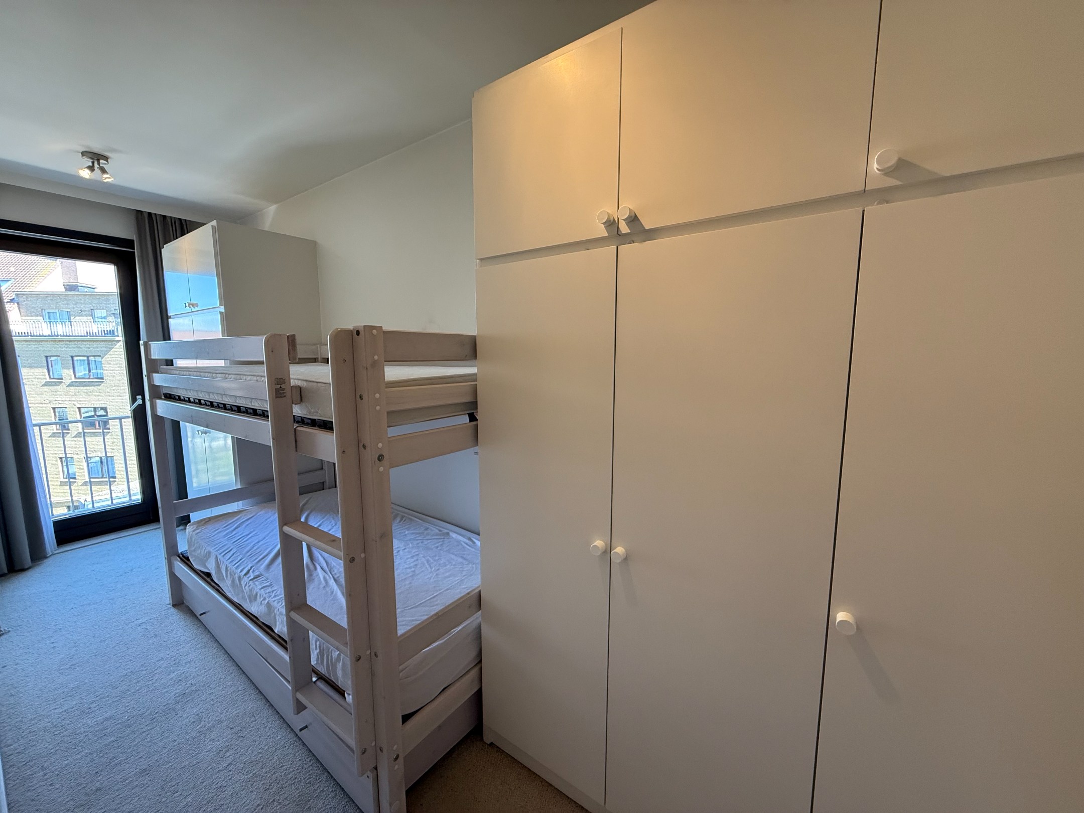 GEMEUBELD: 2- slaapkamer appartement gelegen op een toplocatie in de Van Bunnenlaan 