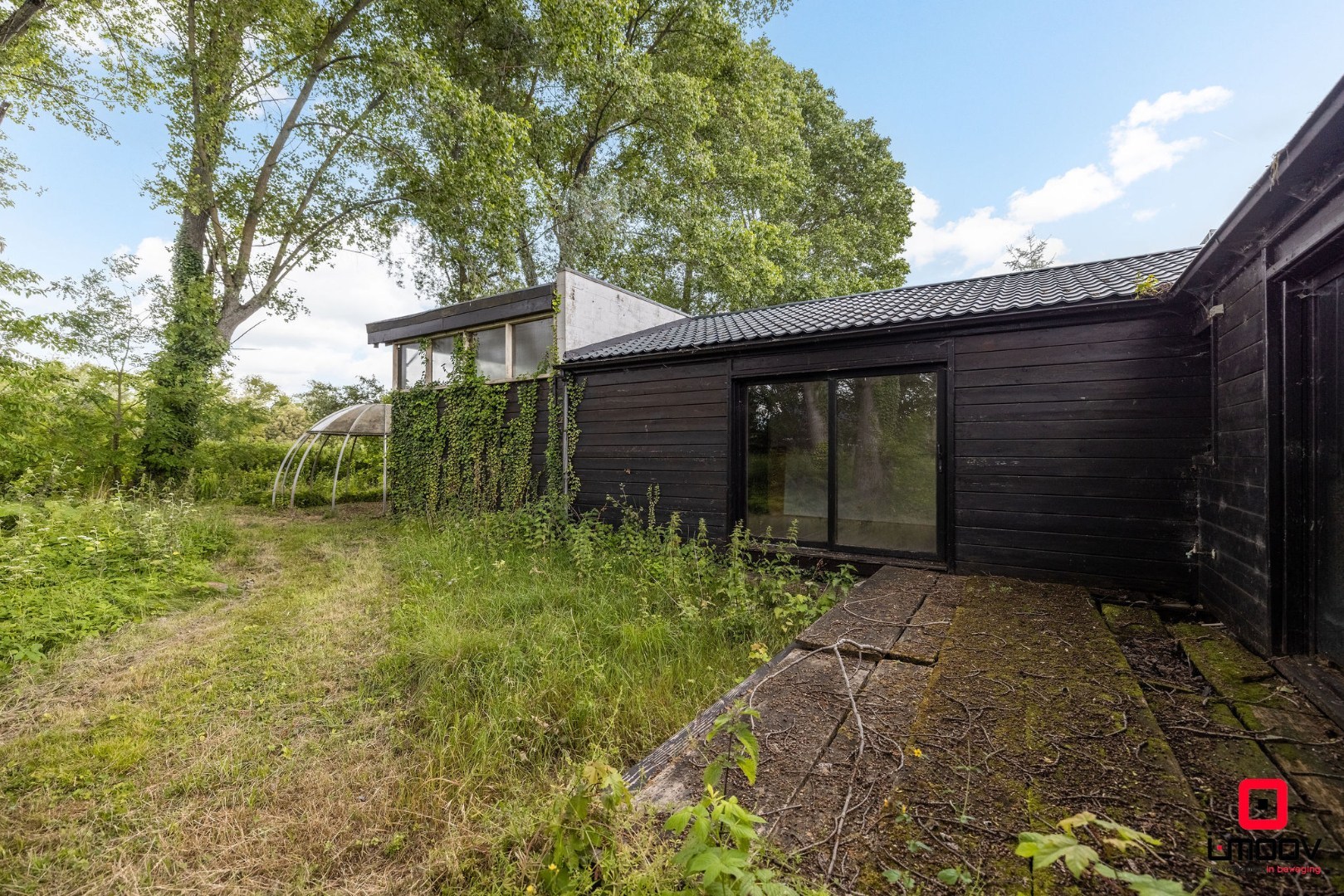 Seventies bungalowvilla met renovatiepotentieel op unieke ligging aan natuurgebied 