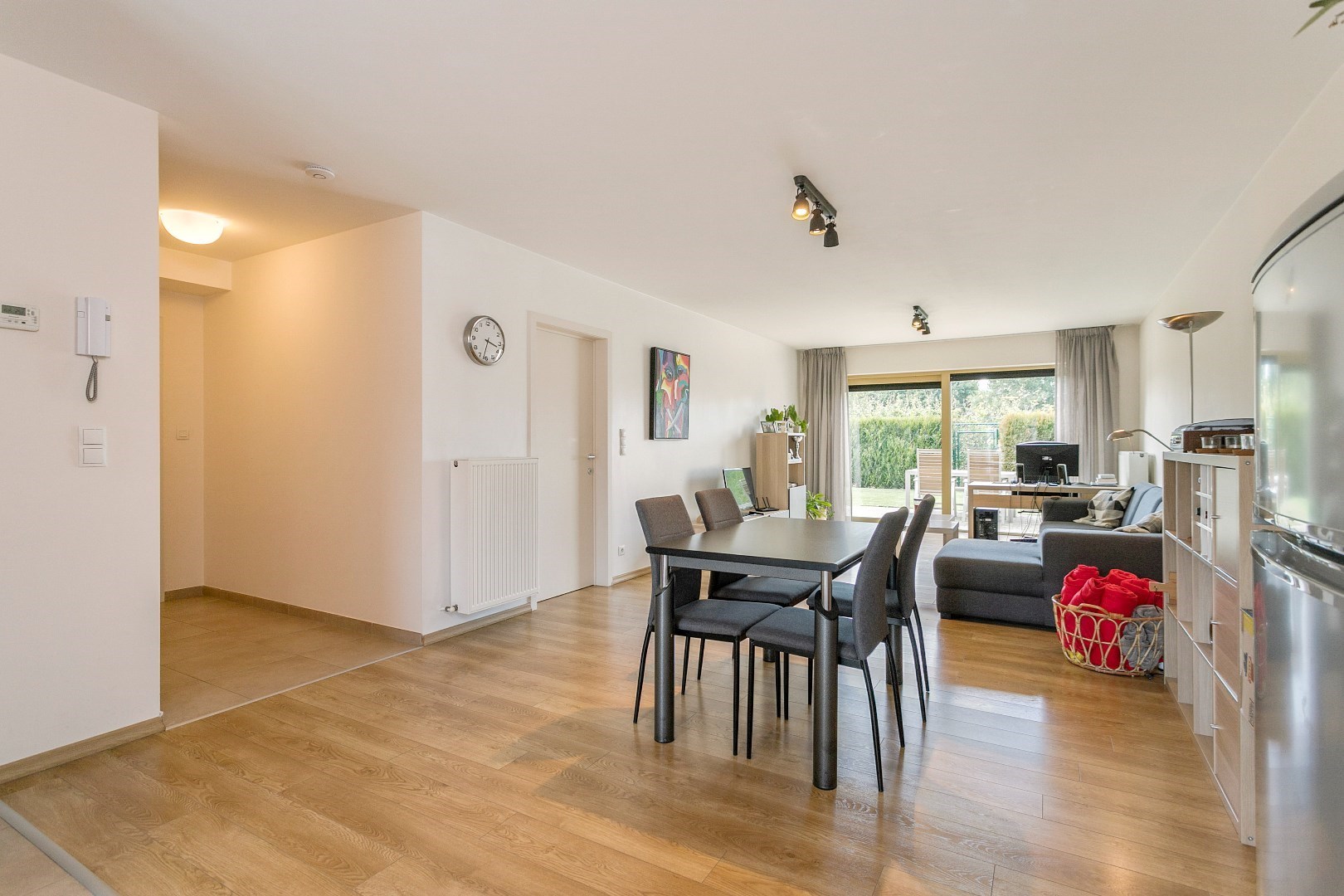 Modern, gelijkvloers appartement met 2 slpk, ondergrondse parking en tuin. 