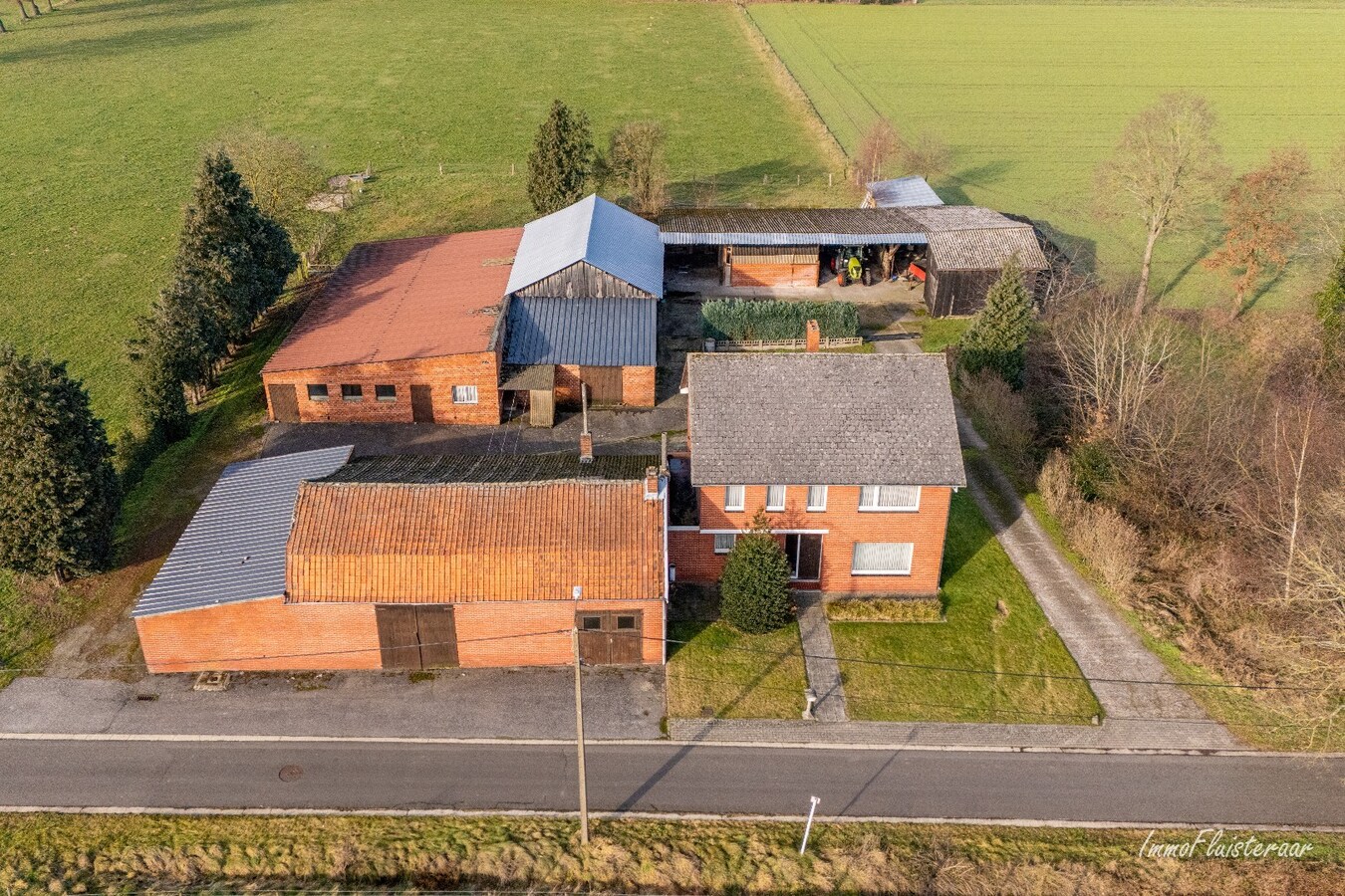 Renovatable farmhouse with stables and pastures on approximately 7 hectares in Hechtel-Eksel. 