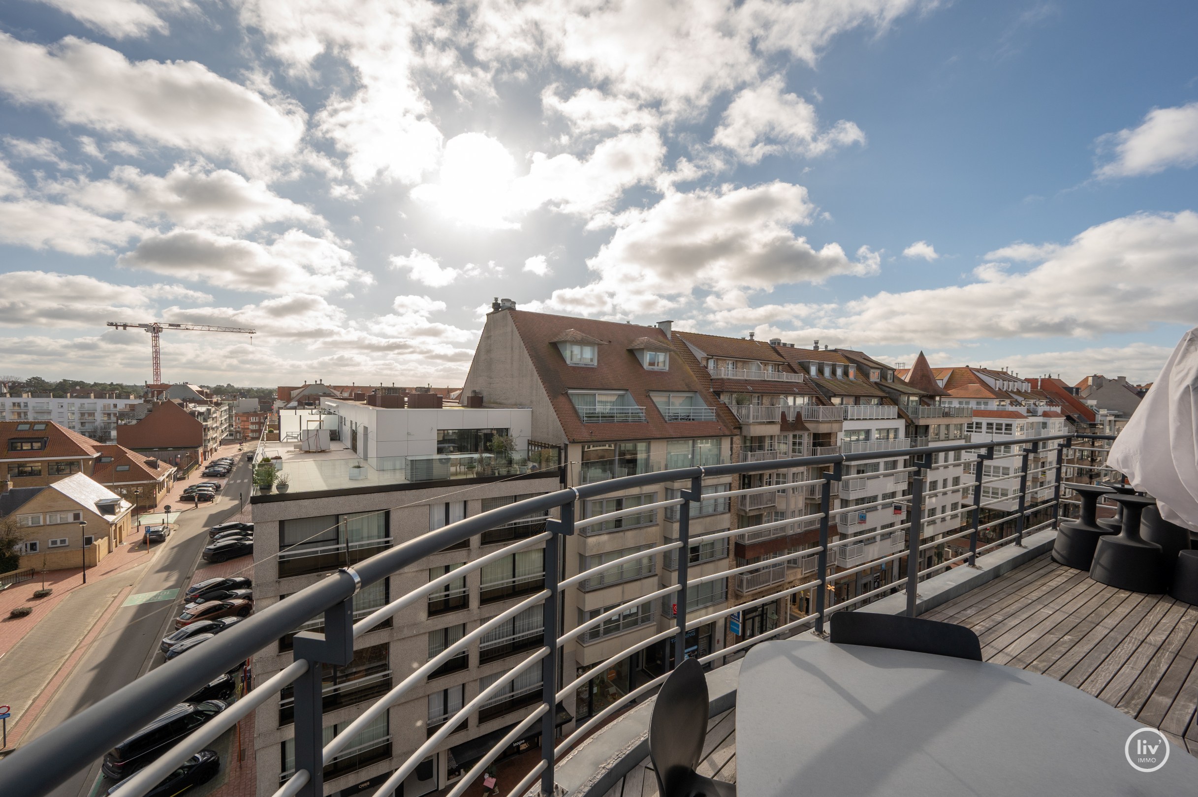 Uniek HOEK duplexappartement/penthouse met panoramisch uitzicht over de Dumortierlaan te Knokke. 
