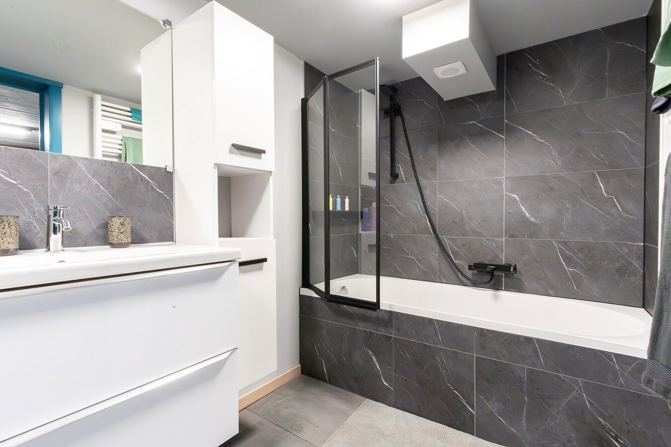 3 façades érigée sur 875m² avec terrain à bâtir, parking privé, double garage. 