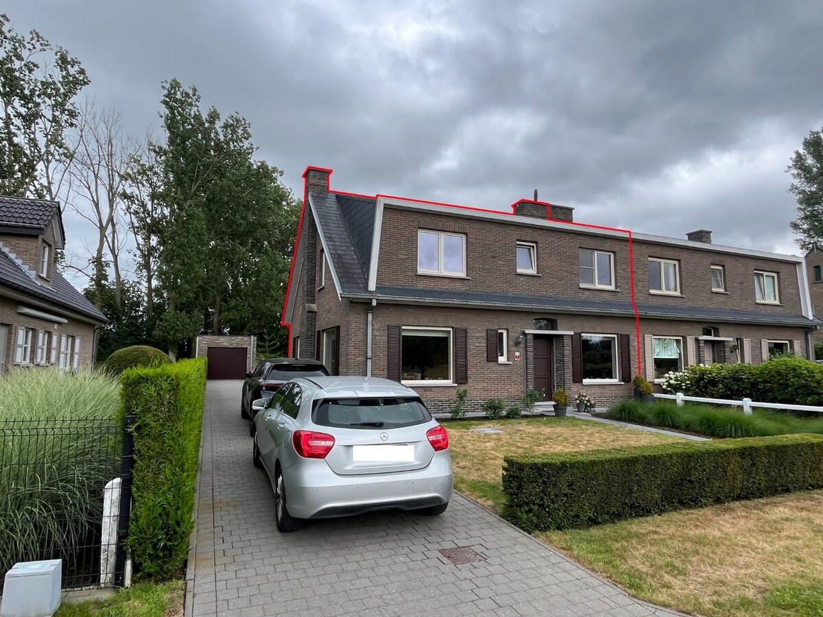 Ruime woning in het groene Zevergem, vlakbij Gent 