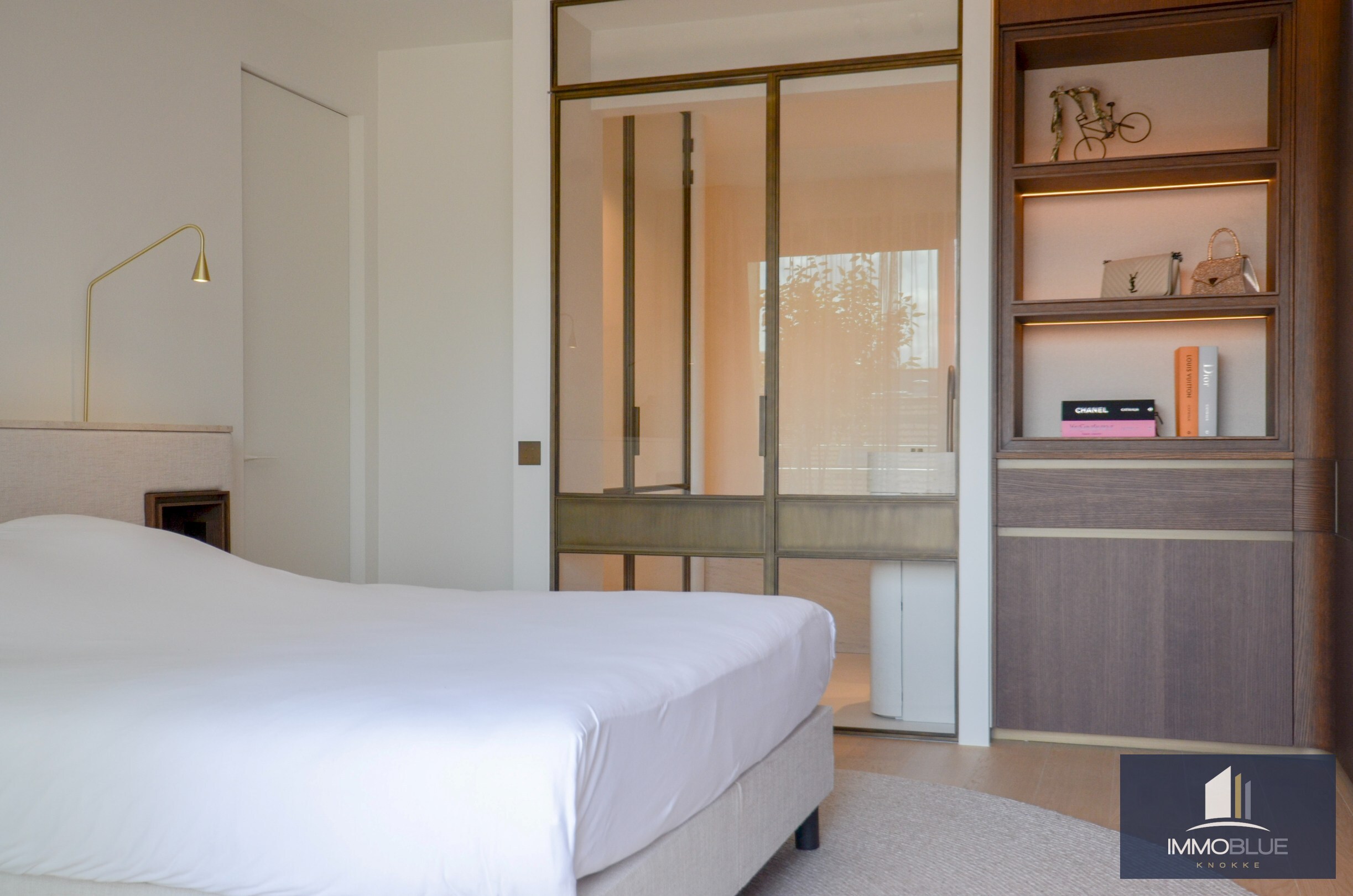 Appartement exceptionnellement rénové avec vue mer frontale situé au Zoute. 