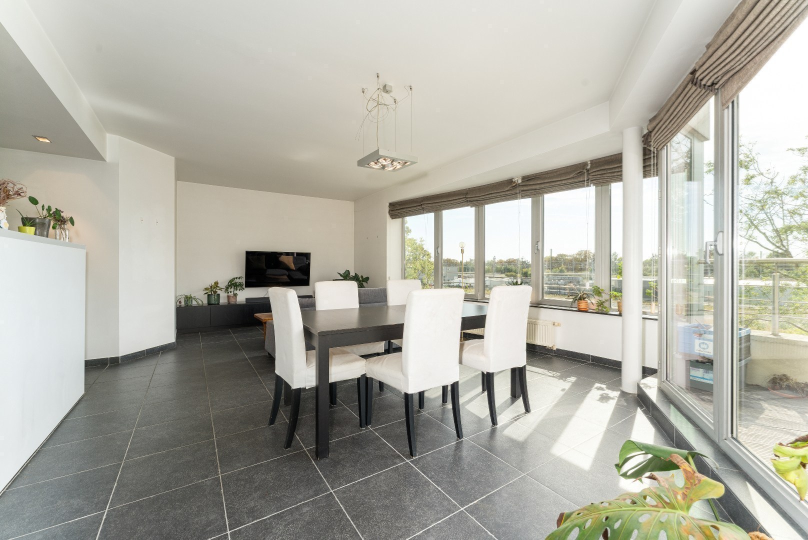 Ruim en licht 2 slaapkamerappartement nabij St-Pietersstation. 