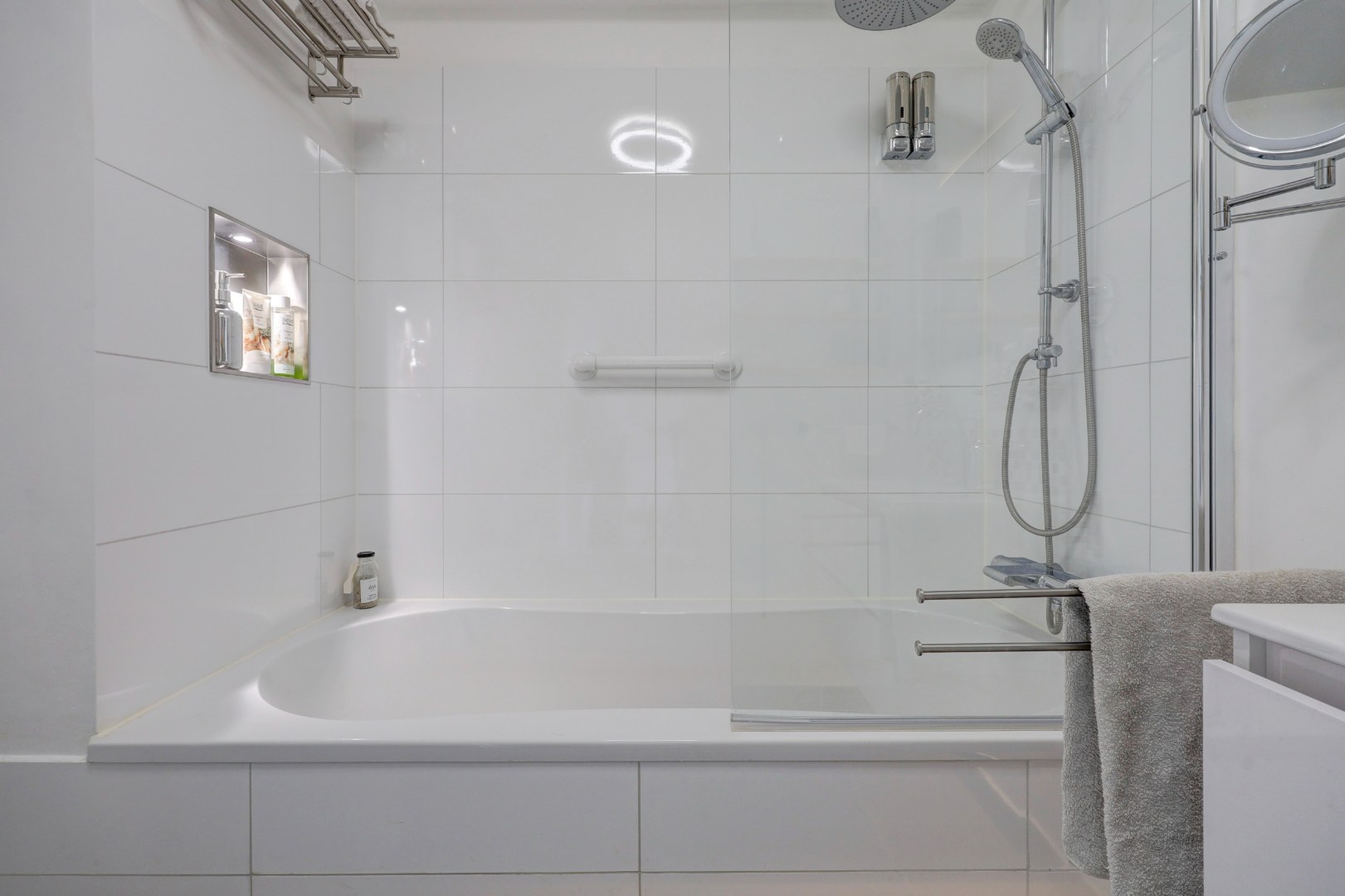 Woon-aanbieding 2 voor de prijs van één! Verrassend ruime 5-kamer woning, zonnige achtertuin, 2 keukens, 2 badkamers, parkeergelegenheid voor de deur.. 