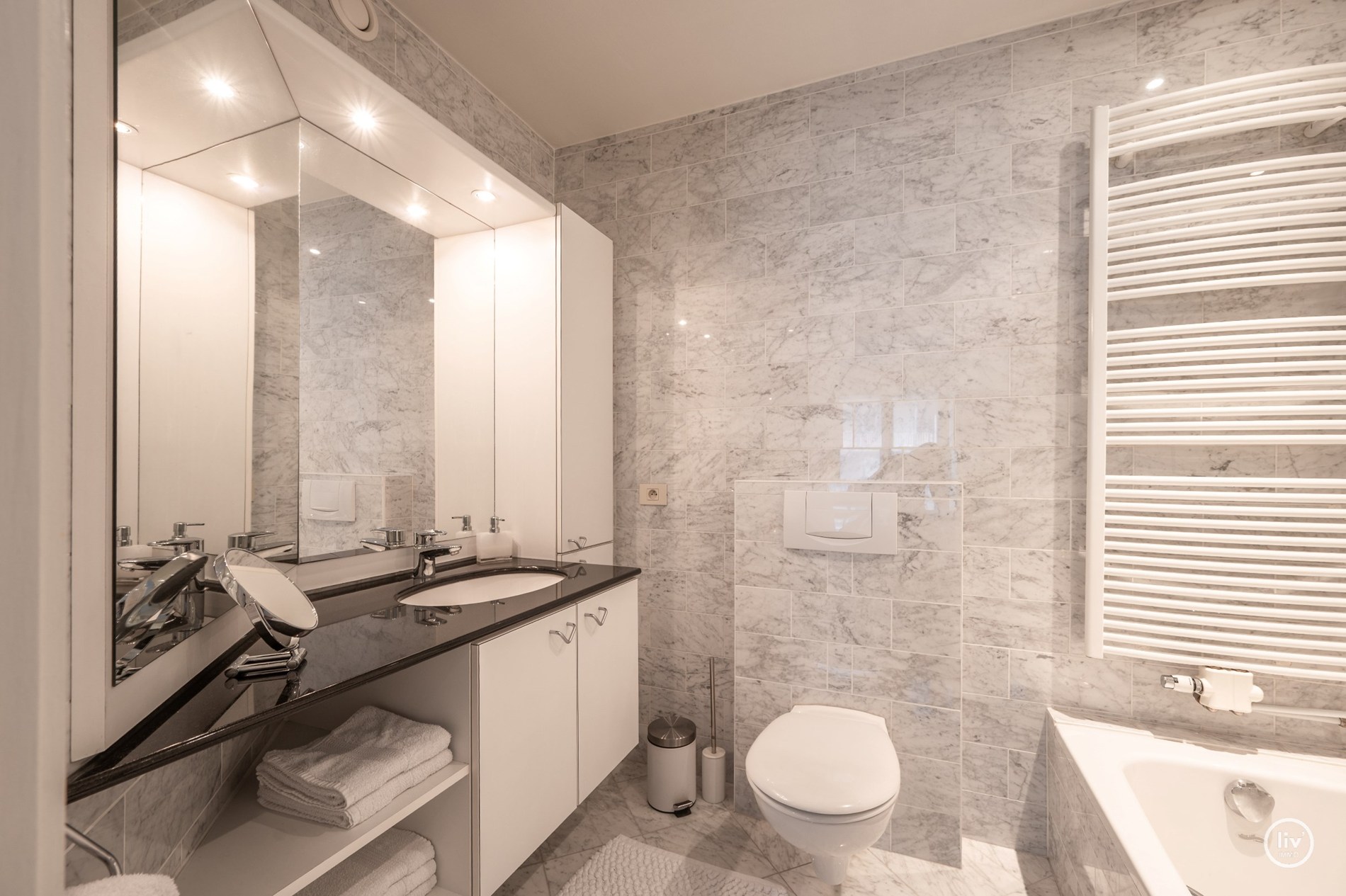 Bel appartement avec une grande terrasse ensoleillée situé dans une rue calme de l'avenue Dumortier. 