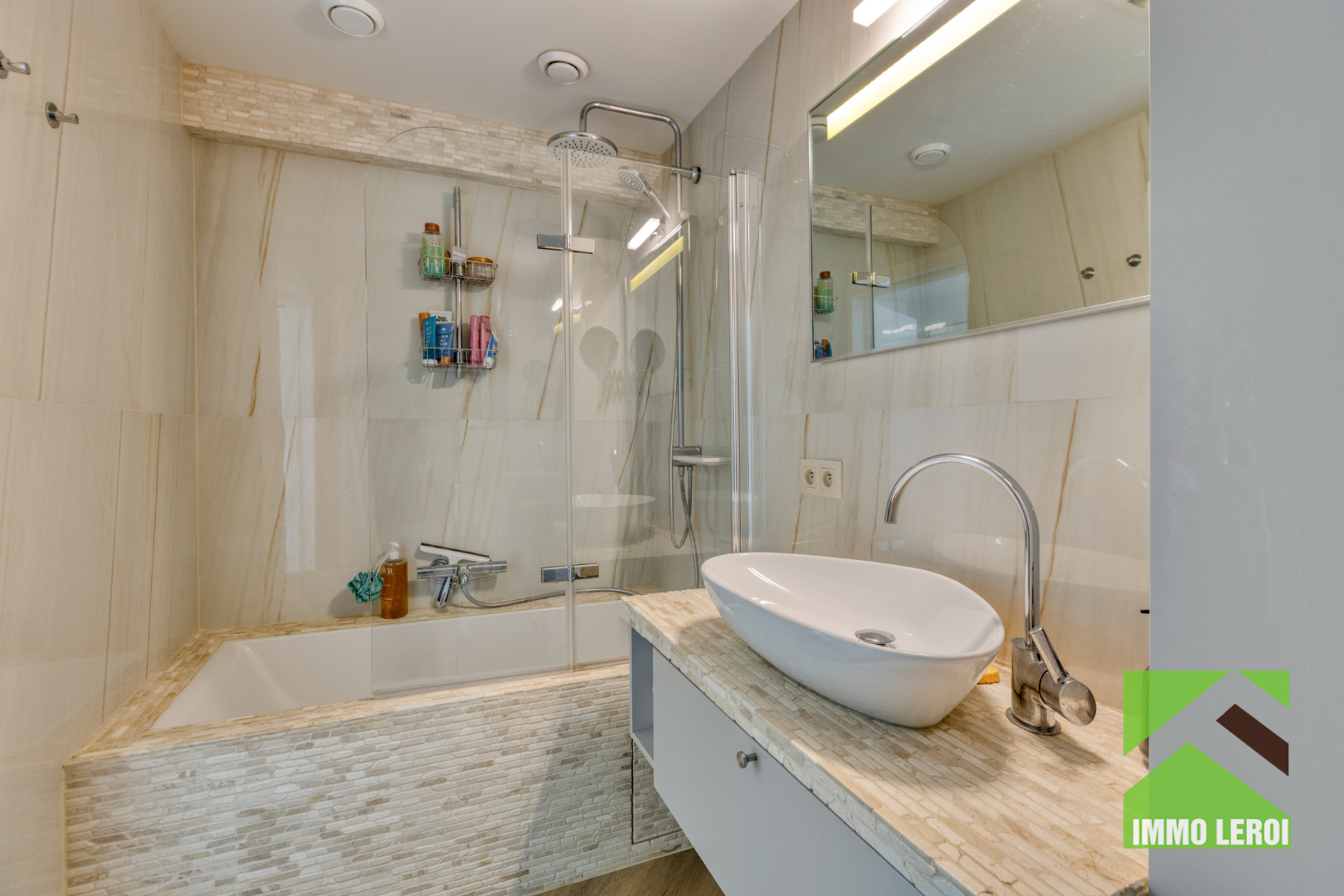 Badkamer met bad/douche combinatie