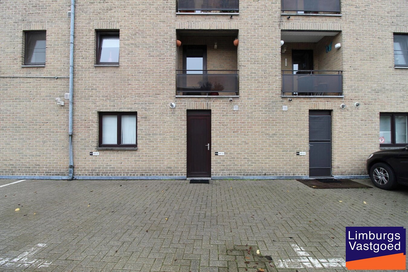 Handels/praktijkruimte, 110m², kelder met drijfkracht, parking 