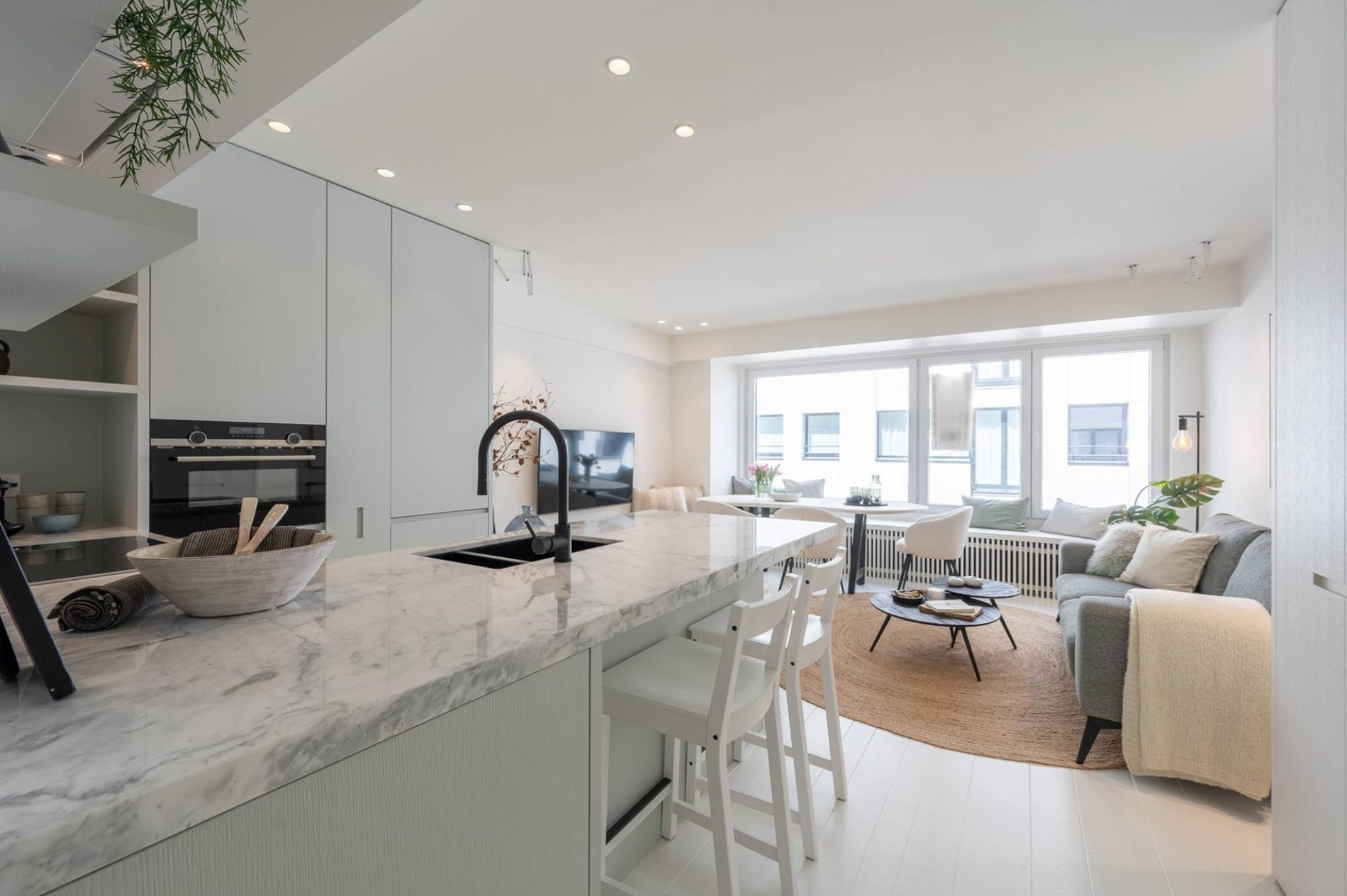 Très bel appartement rénové avec 3 chambres à Knokke-Zoute avec vue partielle sur la mer. 