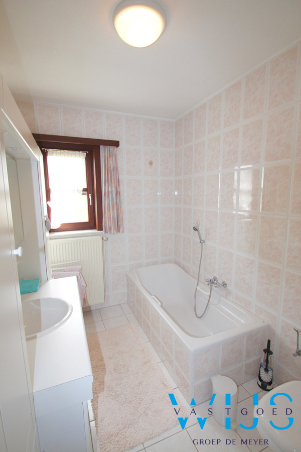 Prachtige instapklare en ruime woning op 1547m²  te OOSTEEKLO 