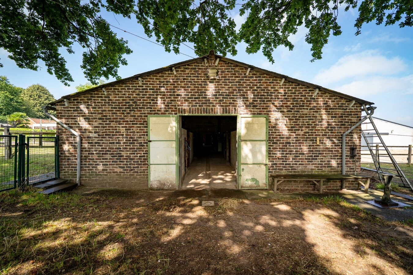 Ruime woning met buitenpiste en kleine binnenpiste op ca. 1,03ha te Hoeselt 