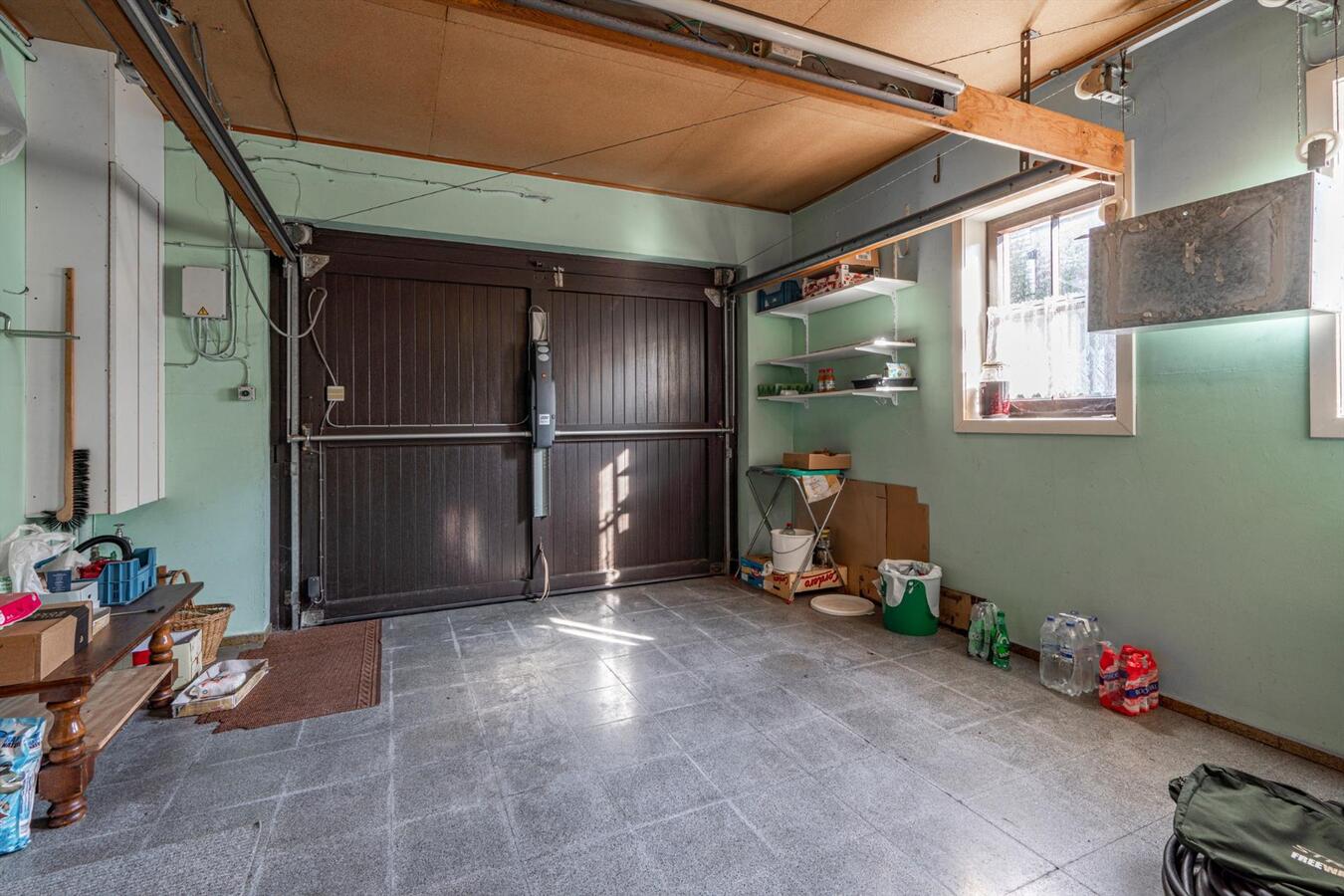 Grote woning met 6 slaapkamers en atelier op 2645 m² te Koekelare 