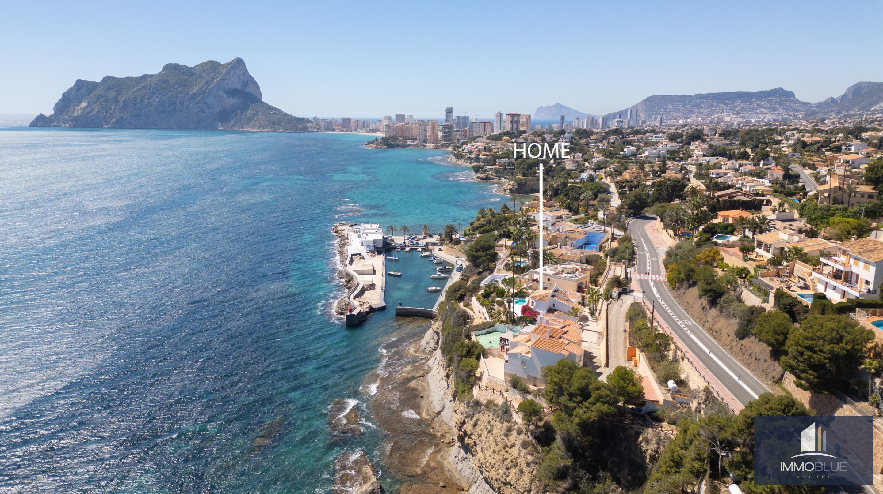 Villa méditerranéenne rénovée avec vue sur mer dans un environnement côtier calme 
