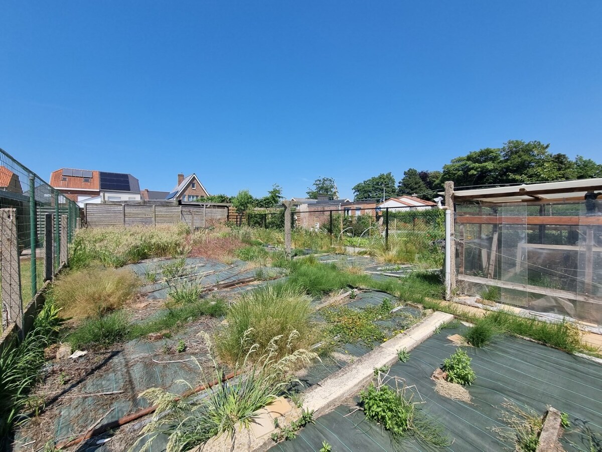 Halfopen woning met oprit, garage en grote tuin te Oudenburg 