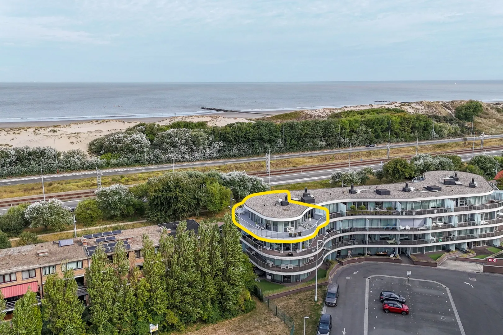 Penthouse met royaal terras en uniek zicht op de duinen
