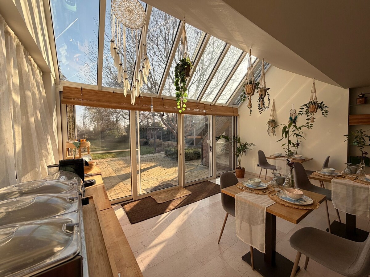 Instapklaar landhuis met bewezen B&amp;B, wellness, dierenfaciliteiten en uitzonderlijk privacy wonen en ondernemen in Maasmechelen. 