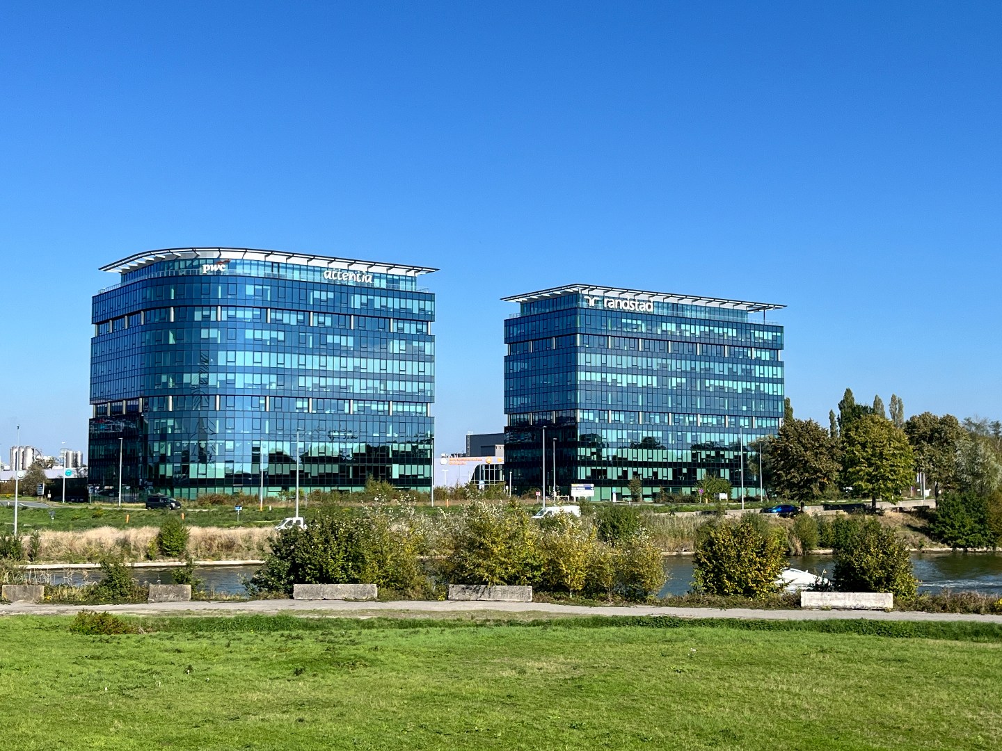 Instapklaar kantoorgelijkvloers te huur in Blue Towers in Gent